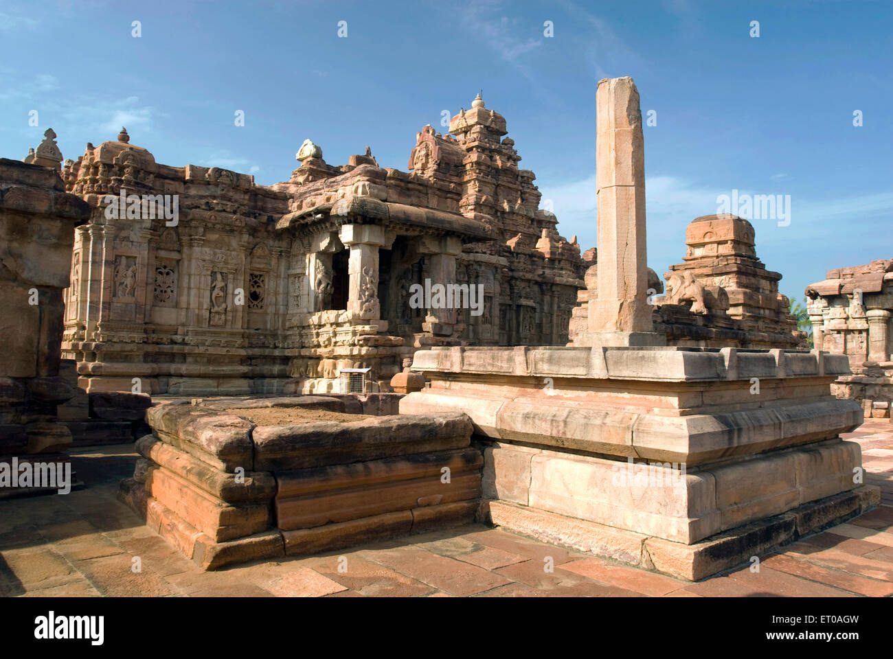 UNESCO-Weltkulturerbe; monolithische Säule Inschrift Mallikarjuna Tempel Königin Trilokya Mahadevi Pattadakal; Karnataka Stockfoto