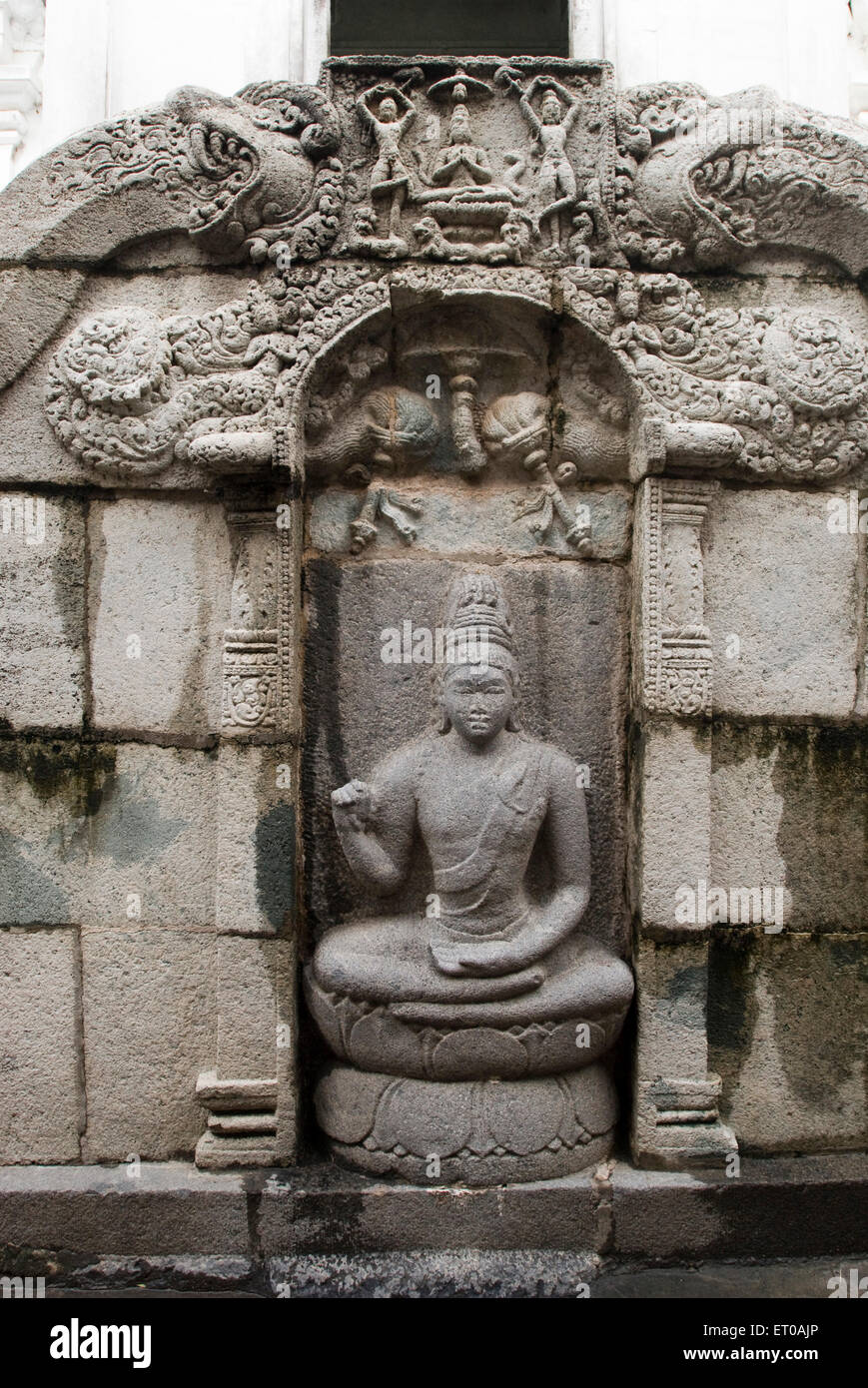 Birugumunivar Heilige Statue auf Brüstungsmauer Rückseite Tempel Vimana in Sundaravarada Perumal Tempel Tamil Nadu Stockfoto