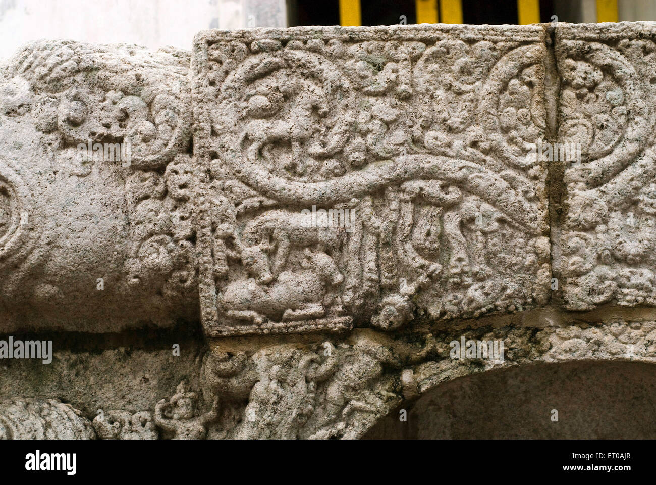 Schnitzereien auf Brüstungsmauer Rückseite Tempel Vimana in Sundaravarada Perumal Tempel Tamil Nadu Stockfoto