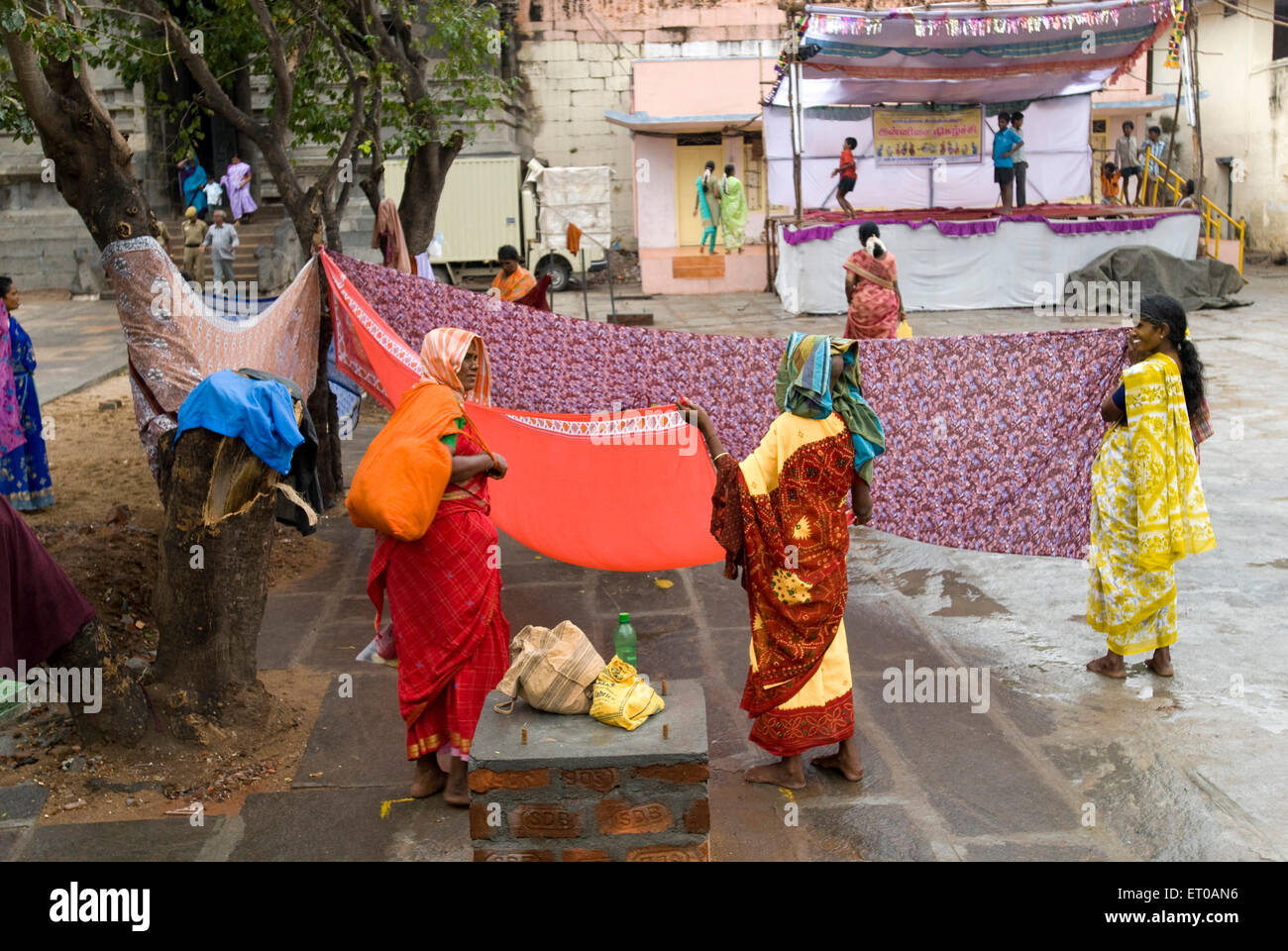 Frauen Trocknen Saris in der Nähe von North Tower der Arunachaleshwara Tempel, lord Shiva Chola Thiruvannamalai Stockfoto