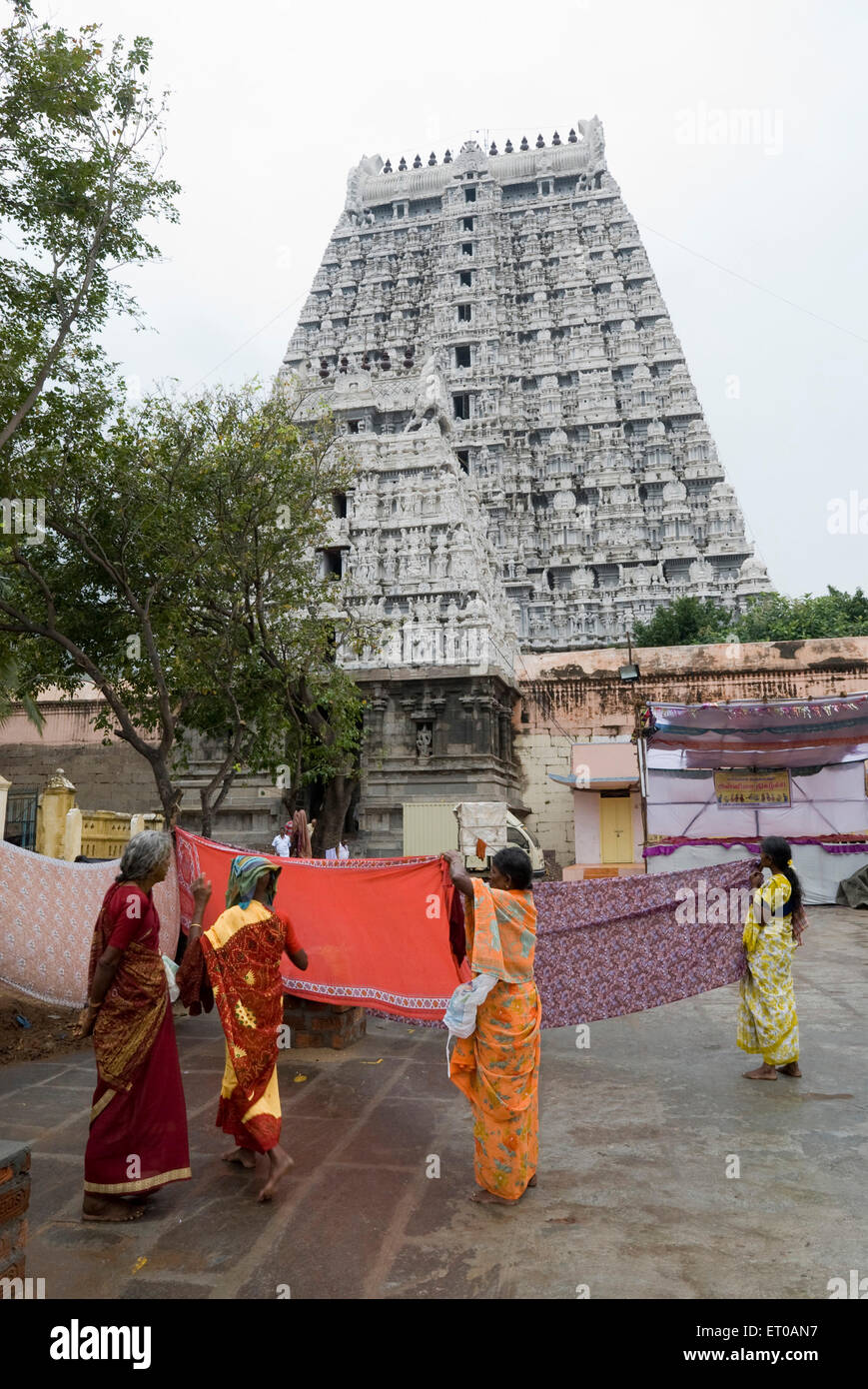 Frauen Trocknen Saris in der Nähe von North Tower der Arunachaleshwara Tempel, lord Shiva Chola Thiruvannamalai Stockfoto