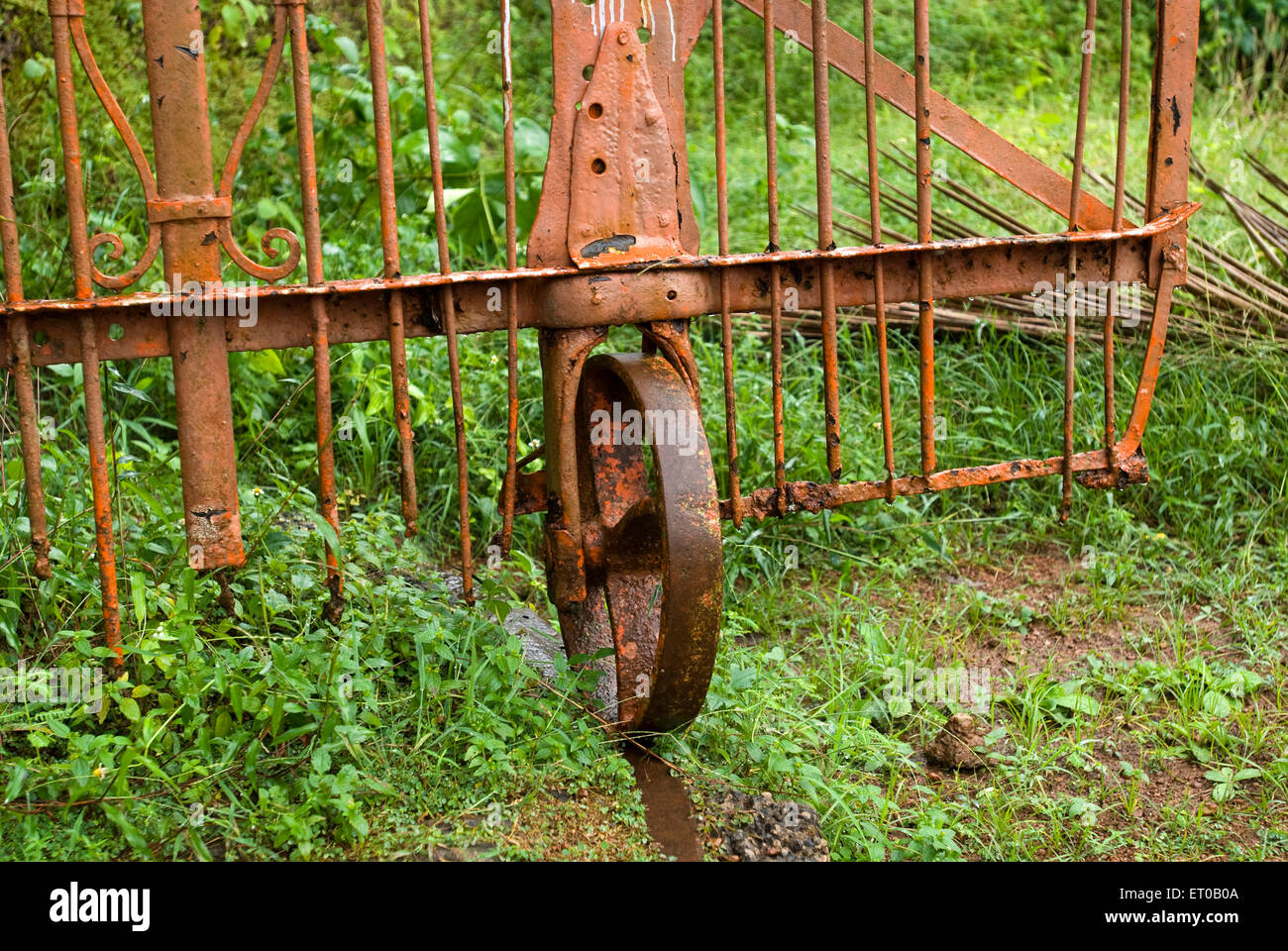 Altes Metalltor auf Rädern, Cherai, Vypin Island, Cochin, Kochi, Kerala, Indien, Asien Stockfoto