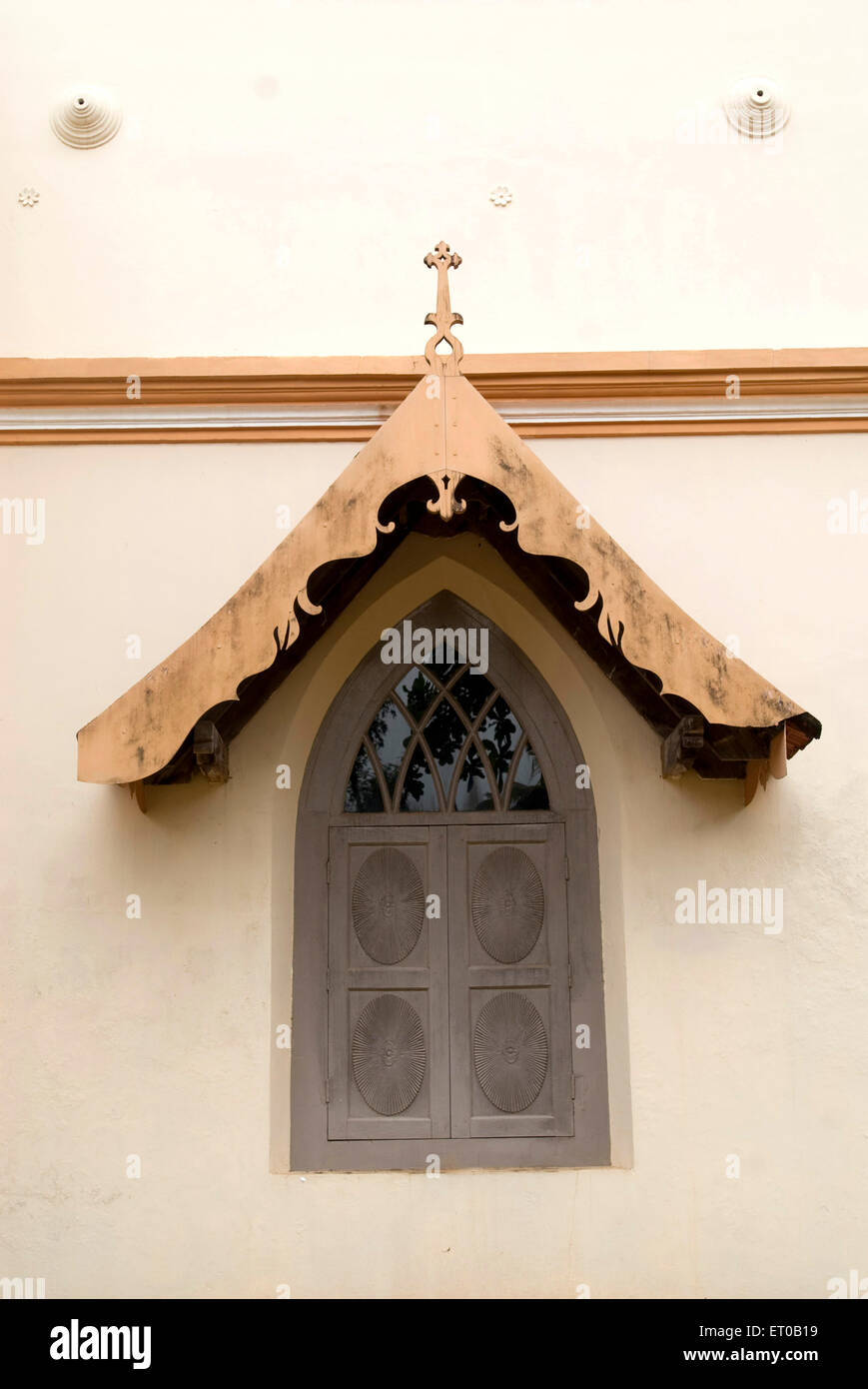 Fenster in St. Marys orthodoxe syrische Kirche von Cherai; Kerala; Indien Stockfoto