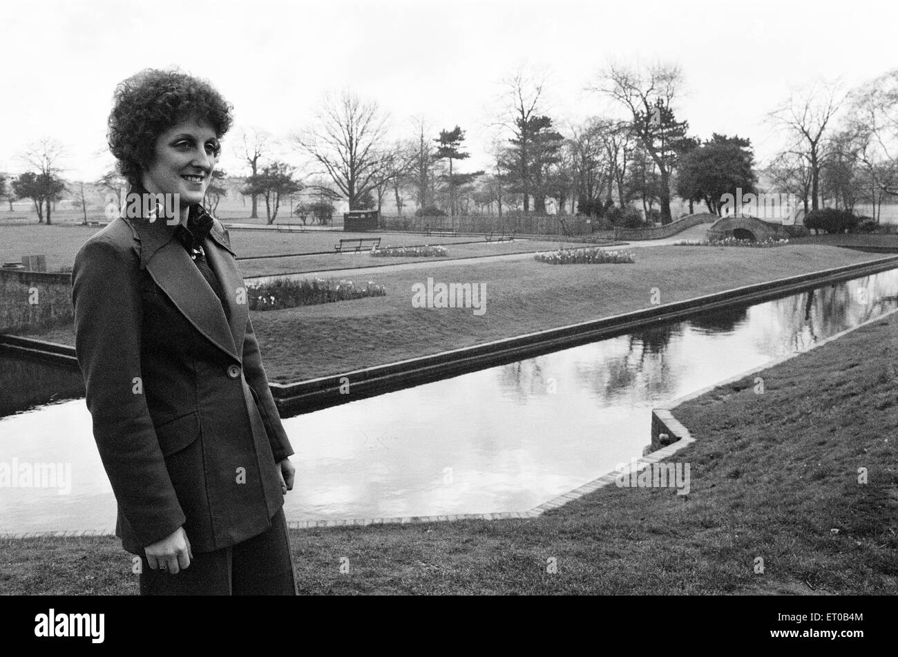 Maria Walters, Supervisor bei einer lokalen Bank, abgebildet bei Perry Hall Park, Perry Barr, Birmingham, 4. März 1975. Stockfoto