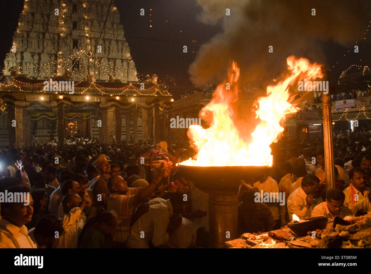 Feier des Karthigai Deepam Festival im Arunachaleshwara-Tempel; Thiruvannamalai; Tamil Nadu; Indien Stockfoto