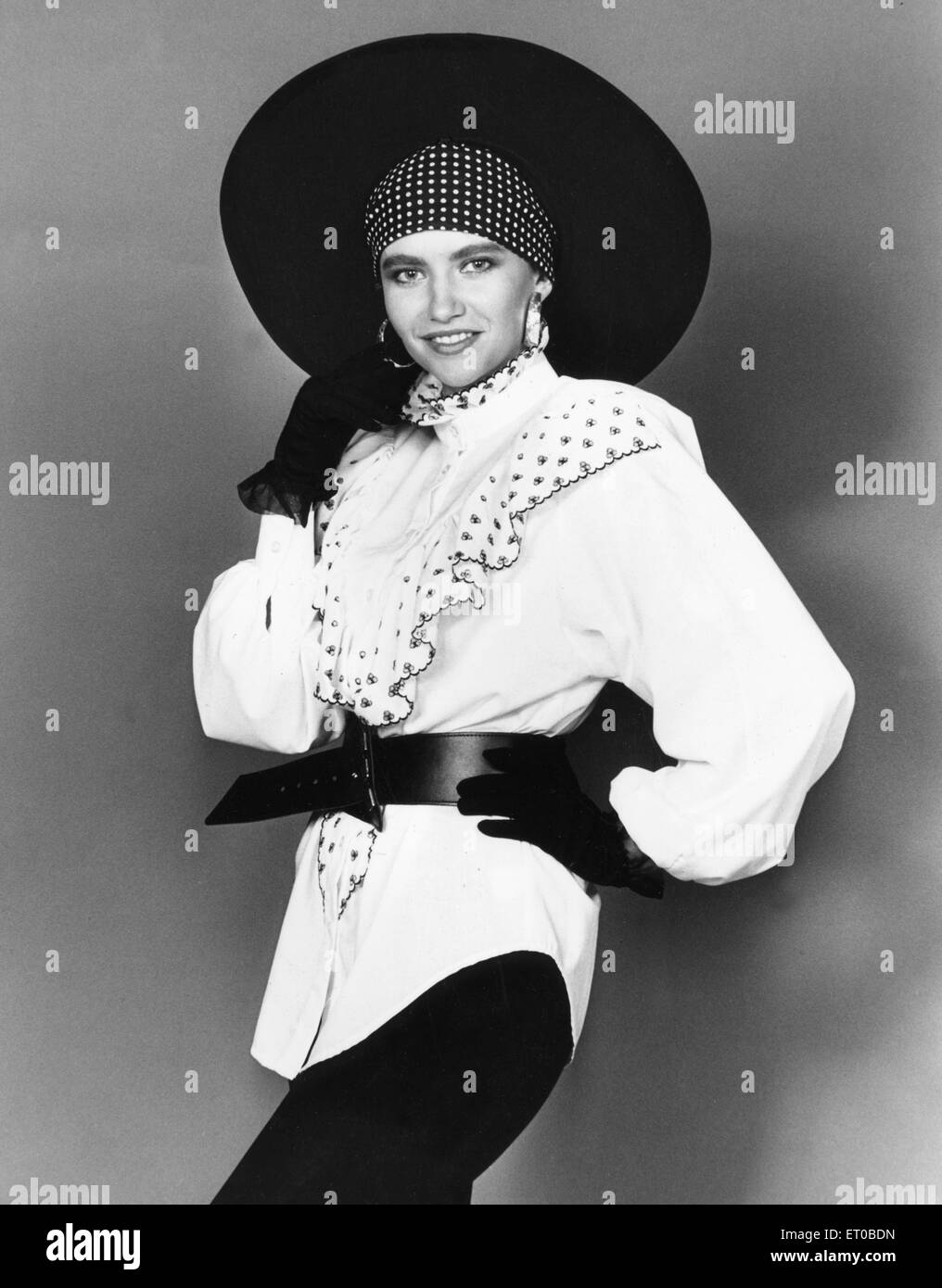 die 1980er Jahre Damenmode: unser Model trägt. Weiße Halskrause Gürtel Bluse schwarze Leggins, Handschuhe und Hut mit breiter Krempe. 7. August 1989 Stockfoto