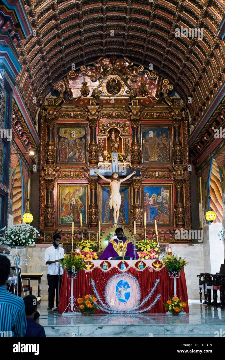 Exquisite Wandmalereien um Altar in Saint Mary Forane Kirche von Kanjoor; Kerala; Indien Stockfoto