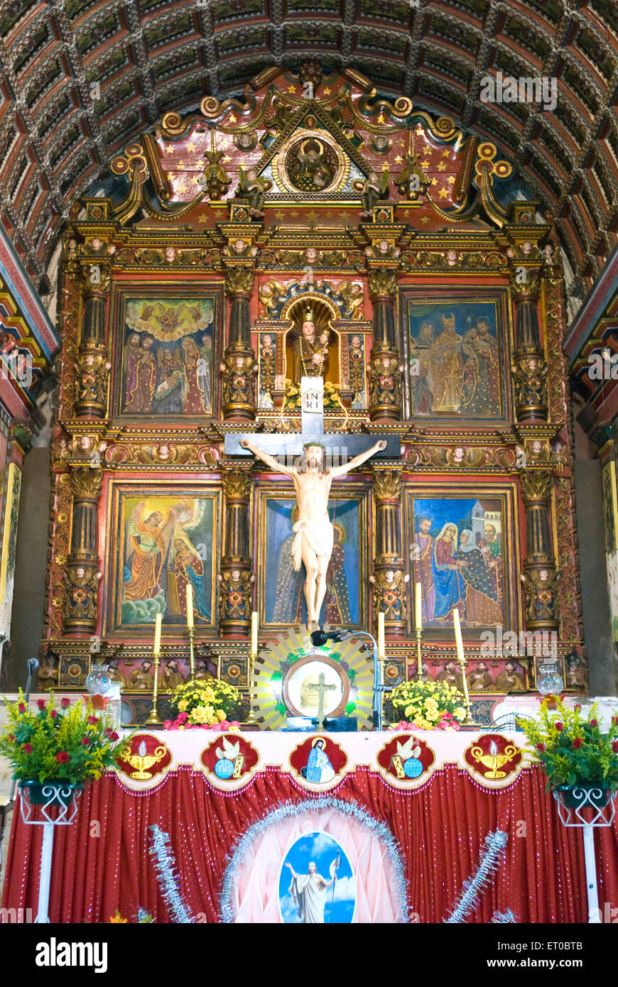 Exquisite Wandmalereien um Altar in Saint Mary Forane Kirche von Kanjoor; Kerala; Indien Stockfoto