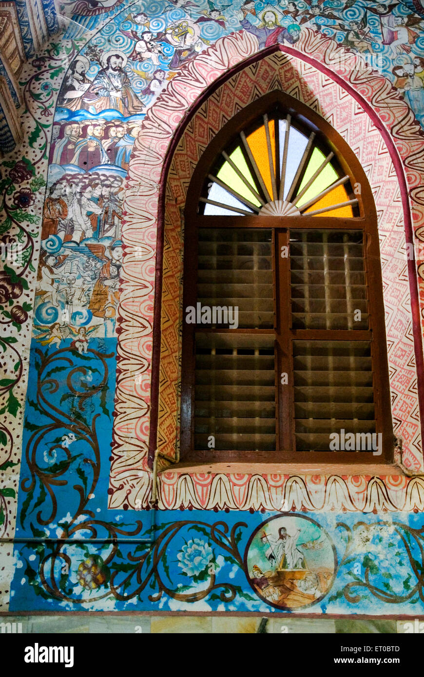Fenster, St. Mary's Forane Kirche, katholische Kirche, Kanjoor, Kerala, Indien, Asien Stockfoto