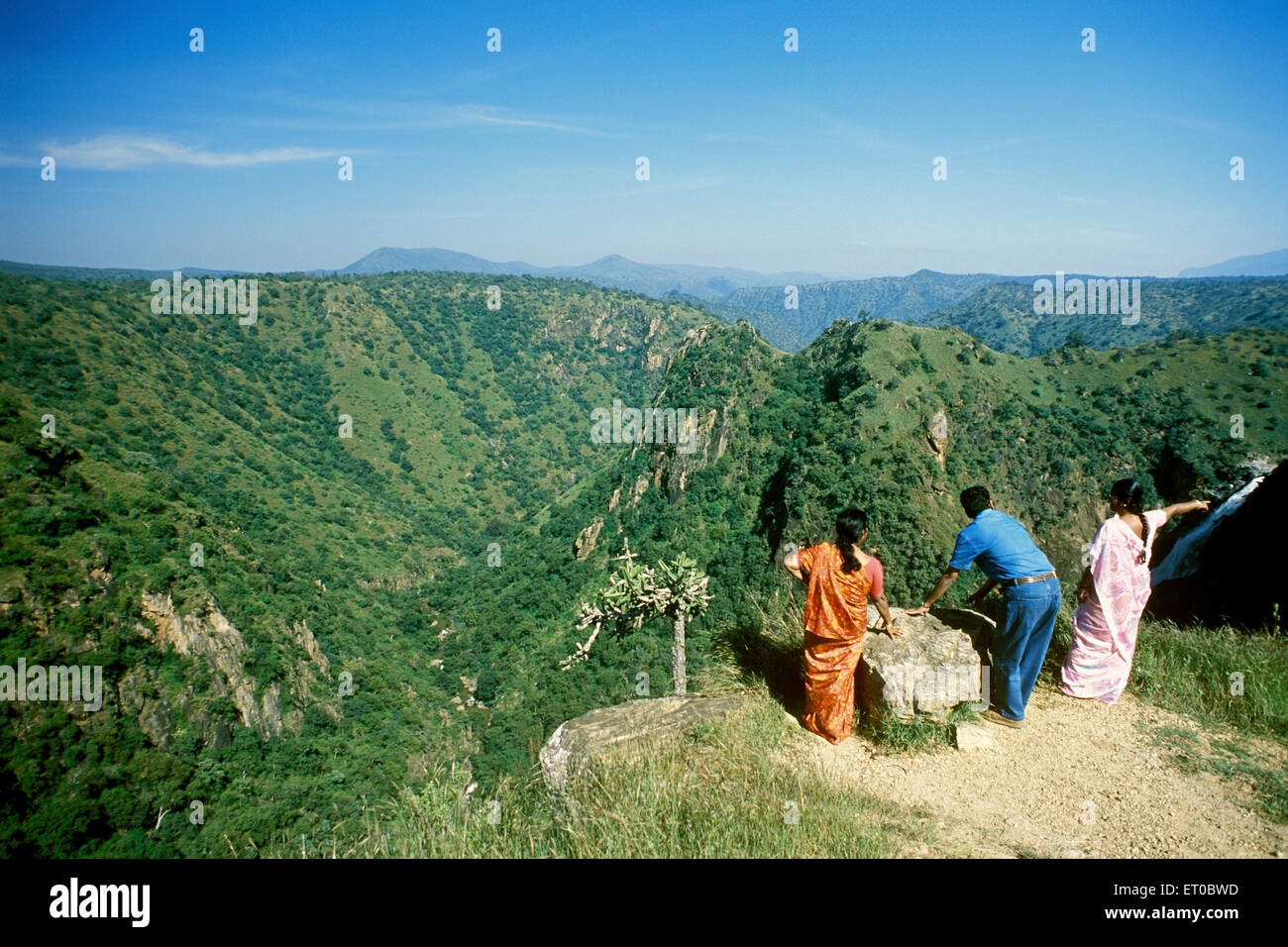 Touristen sehen Landschaft Moyar Masinagudi Ooty Ootacamund Udhagamandalam Nilgiris Tamil Nadu, Indien Stockfoto