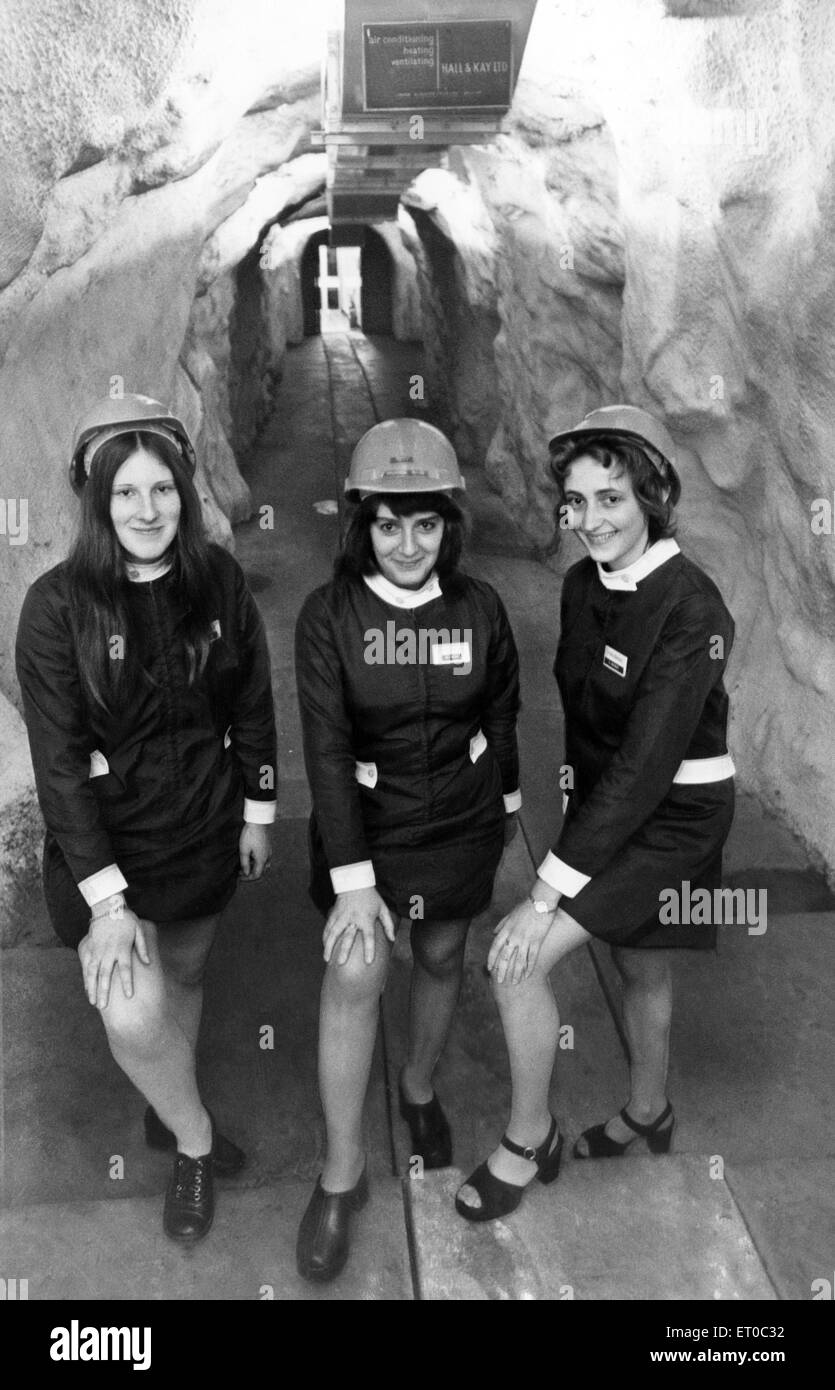 Mädchen am Cruachan Dam. Cruachan Dam ist ein Pumpspeicher-Staudamm und Kraftwerk in Argyll and Bute, Scotland. Ca. 1965. Stockfoto