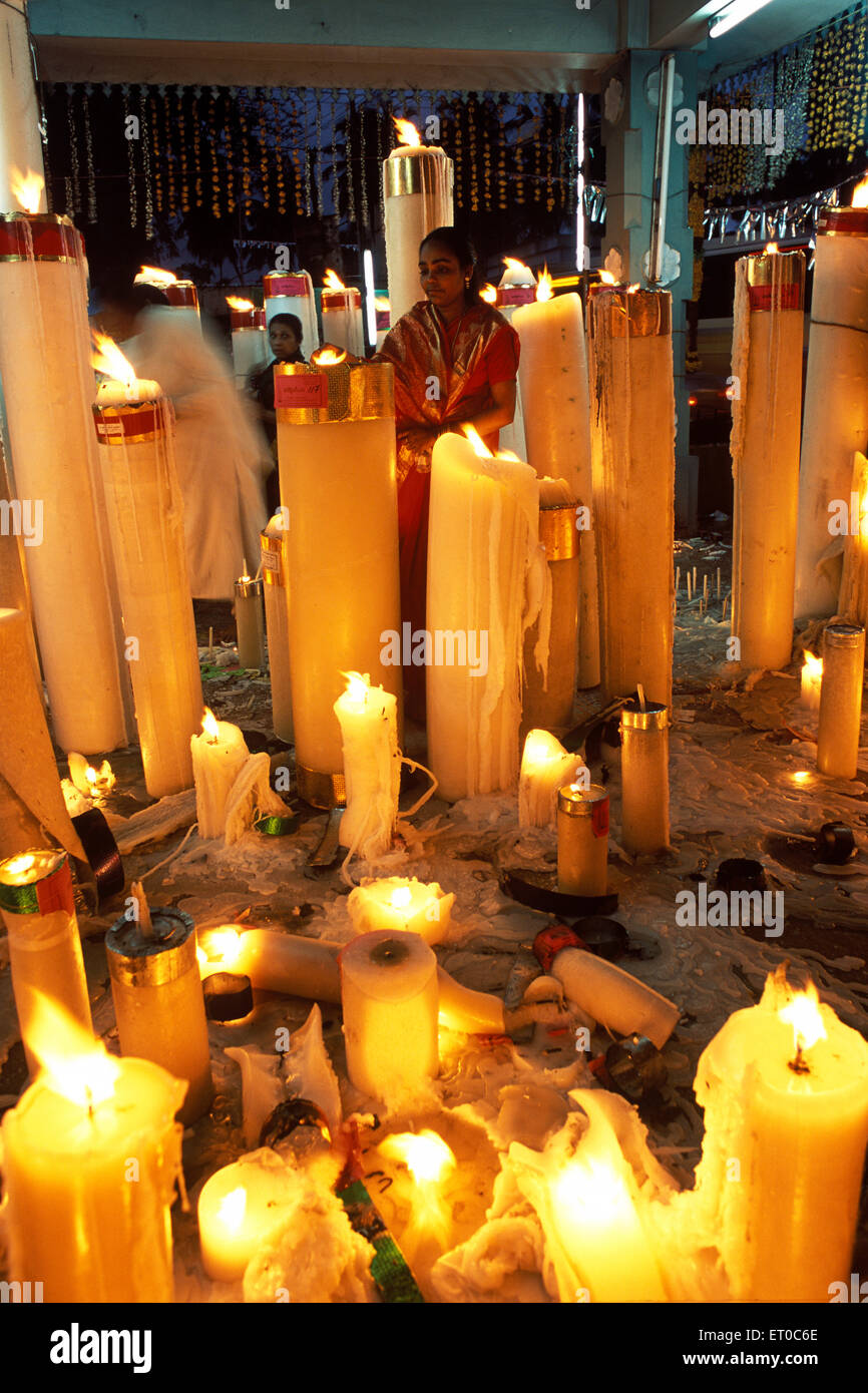 Kerzen anzünden, Muthappan Thiruvoppana Festival, Holy Cross Shrine Church, Syro Malabar Church, Mapranam, Irinjalakuda, Thrissur, Kerala, Indien Stockfoto