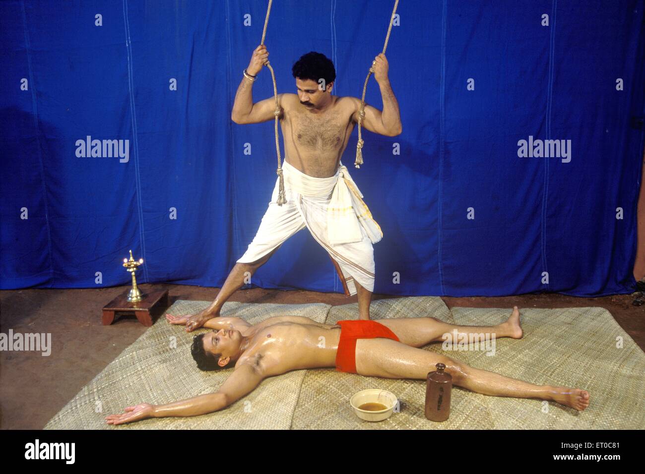 Chavitti Uzhichil Körpermassage zu Fuß, Fußmassage, Fußmassage, ayurvedische medizinische Ölbehandlung, Kerala, Indien, Asien, Asiatisch, Indian, MR#777C Stockfoto
