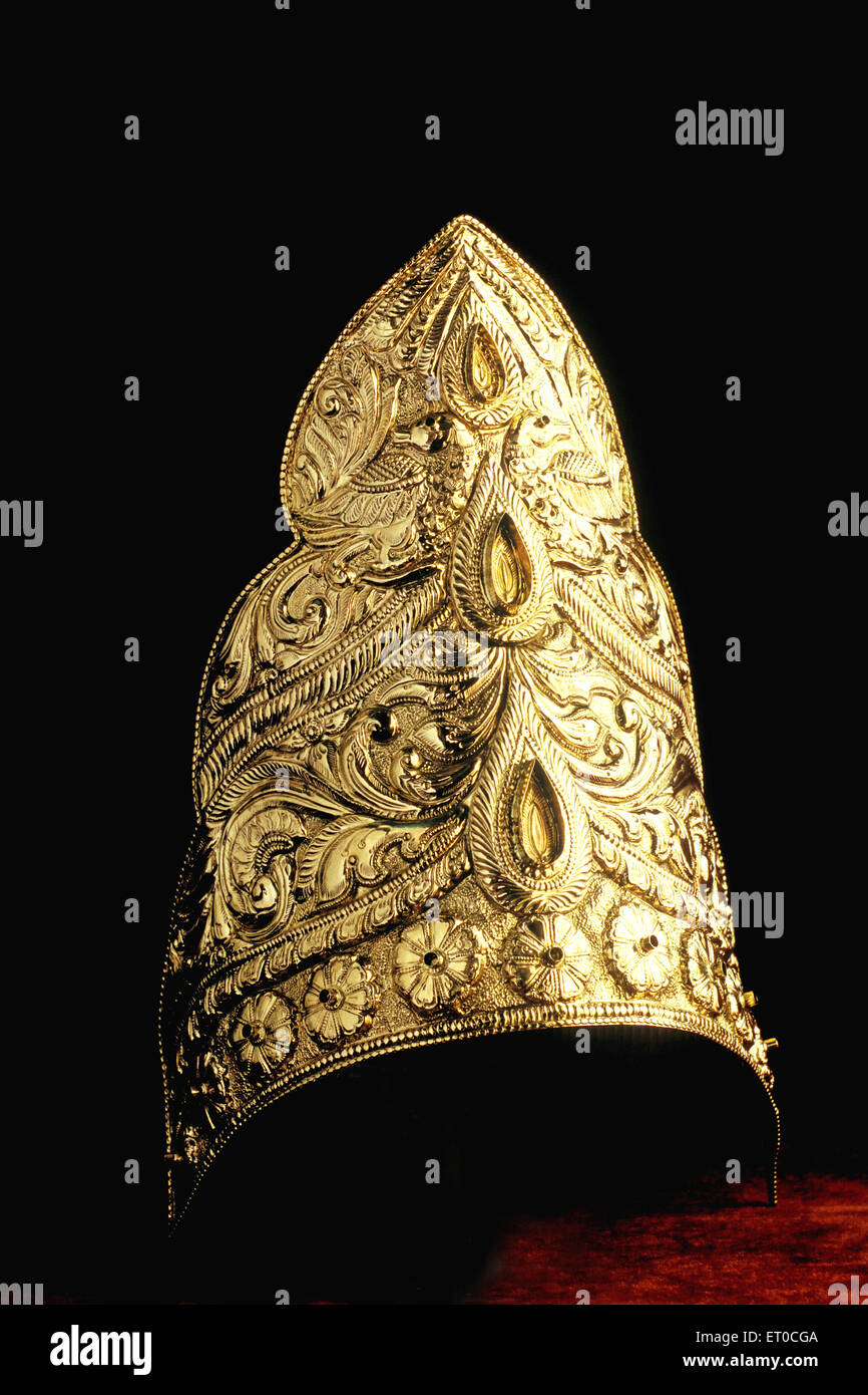 Kireedam Mukut, Kireedam Krone, Gold Mukut, Gott Kopfbedeckung, schwarzer Hintergrund, Indien, Asien Stockfoto