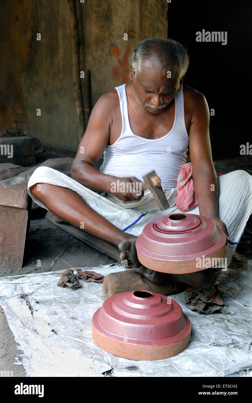 Kupferstich, Kupferstecher Herstellung gopura kalasam, Kumbakonam; Tamil Nadu; Indien, asien Stockfoto