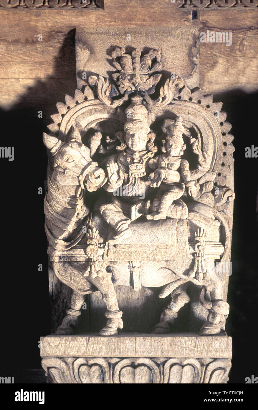 Meenakshi Sundareswarar auf Risgabha Holz schnitzen Statuen im alten Tempel Wagen in Madurai; Tamil Nadu; Indien Stockfoto