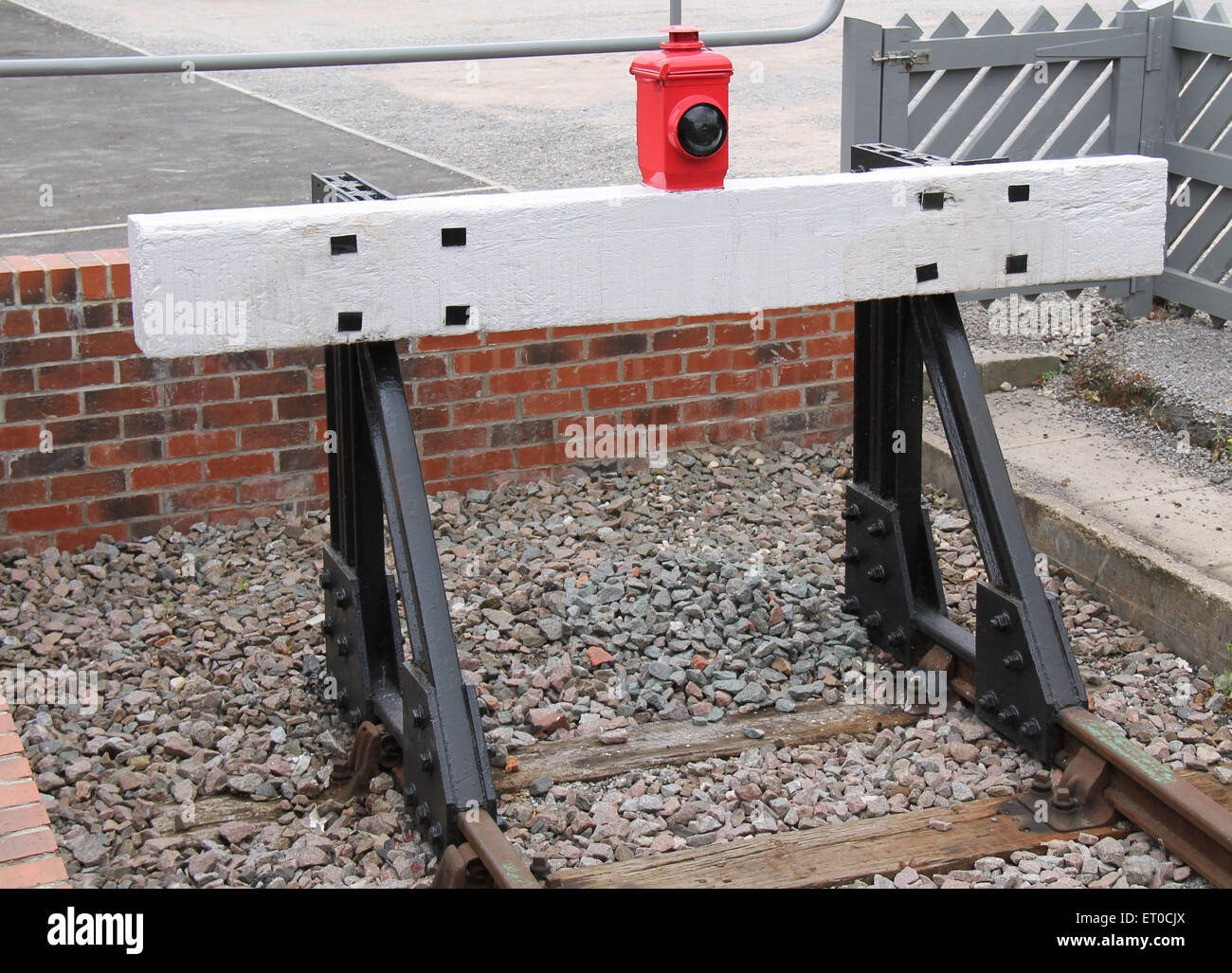Eine Holzeisenbahn Puffer am Ende einer Eisenbahnstrecke. Stockfoto
