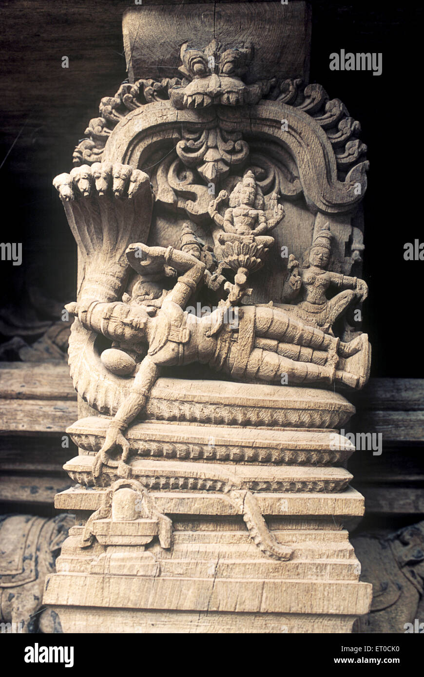 Ananthapadmanabha vishnu schläft auf Schlange hölzerne Schnitzerei Statue im alten Tempelwagen bei Madurai; Tamil Nadu; Indien; asien Stockfoto