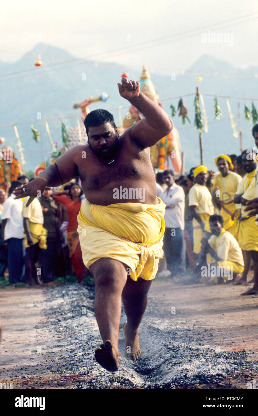 Zu Fuß auf verbrannte Kohle Feuer; Tamil Nadu; Indien nicht Herr Stockfoto