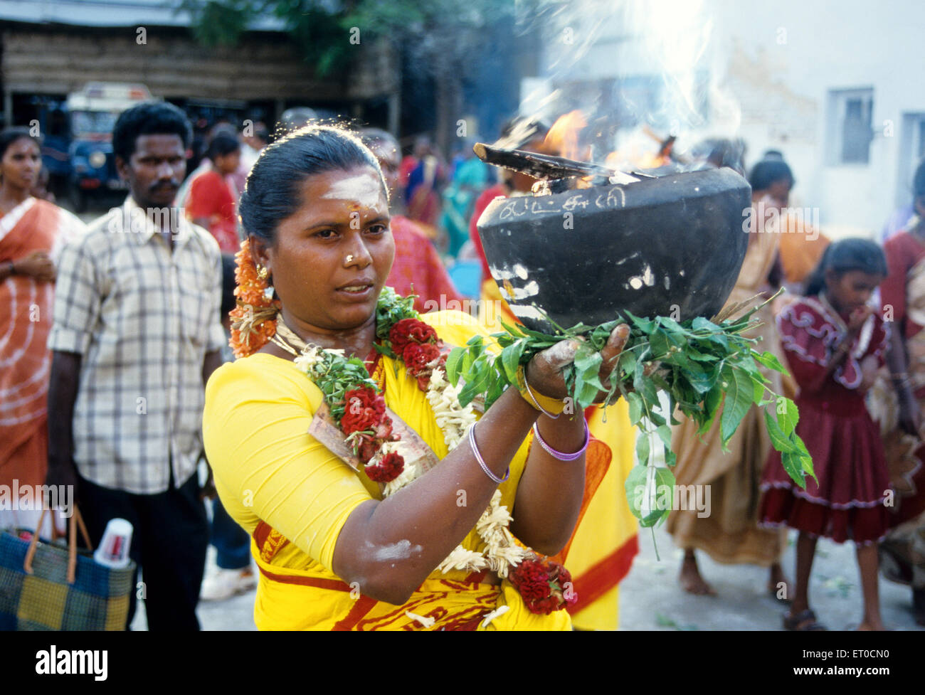 Frau mit brennenden Feuer Topf in Mariamman Festival; Tamil Nadu; Indien Stockfoto