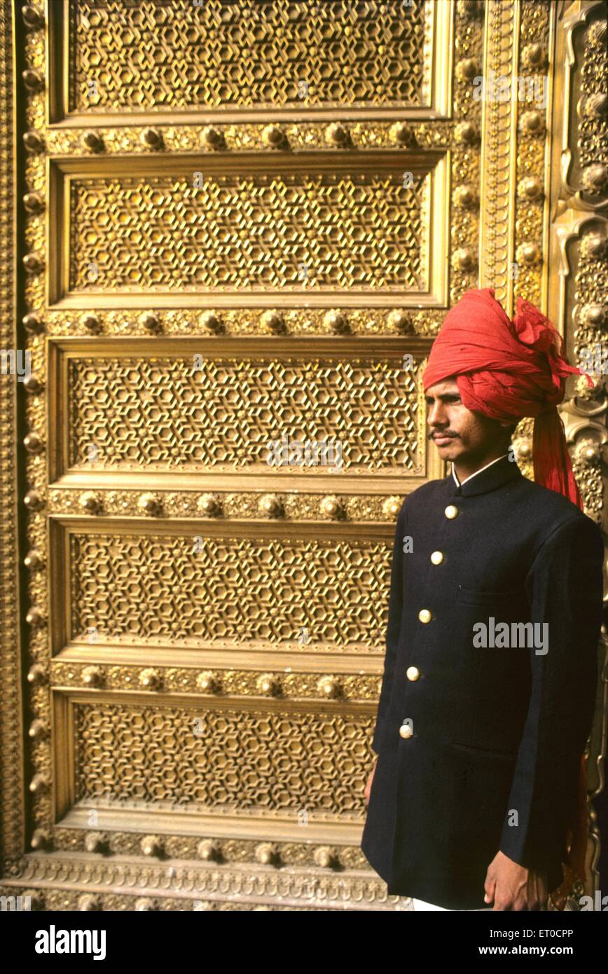 Türsteher in Messing vernickelt riesige Tür des königlichen Palastes; Jaipur; Rajasthan; Indien nicht Herr Stockfoto