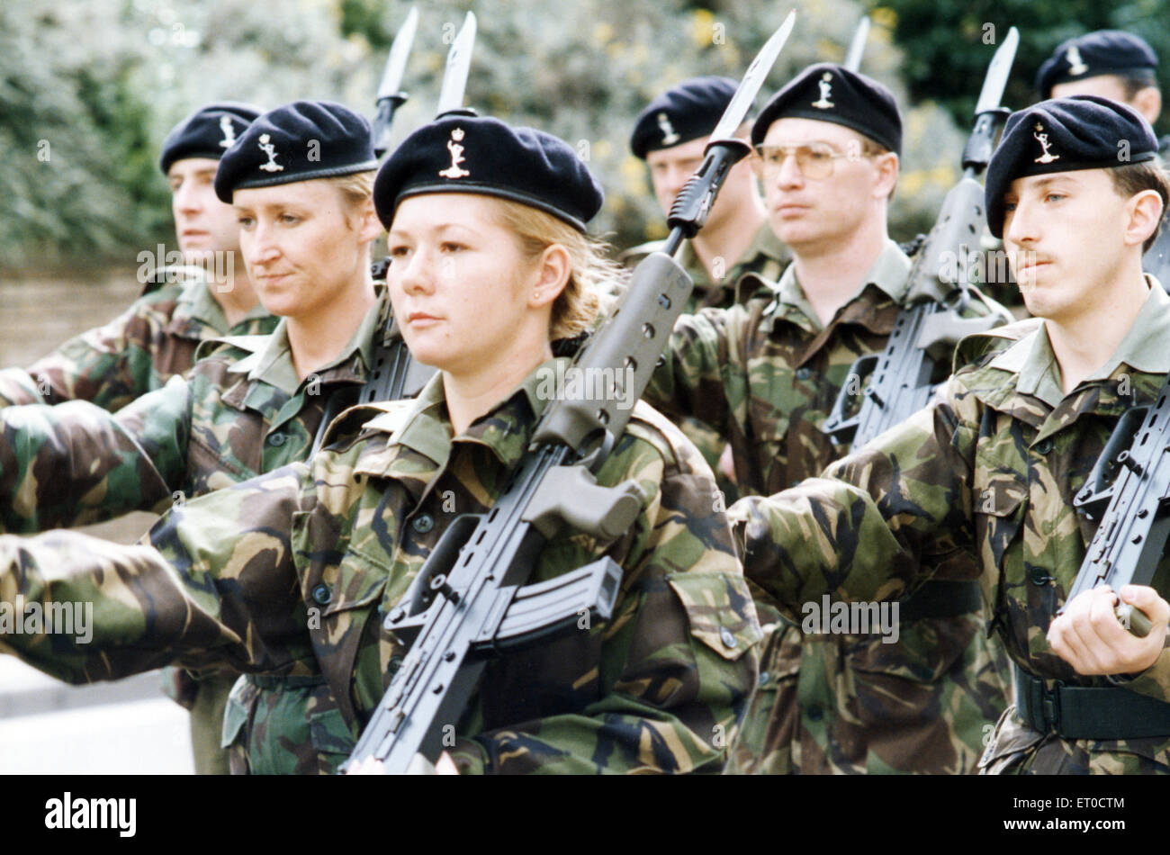 Die Band führt der Weg als der 34. Signal Regiment Paraden durch das Zentrum von Middlesbrough, die Freiheit vom Bürgermeister empfangen.  11. September 1993. Stockfoto