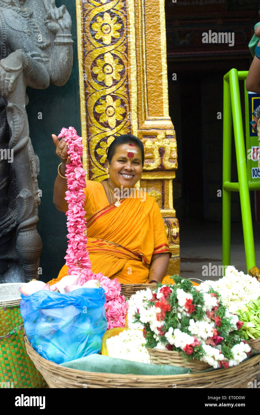 Blumengirlande Verkäufer anzeigen; Tamil Nadu; August 2009 kein Herr Indien Stockfoto