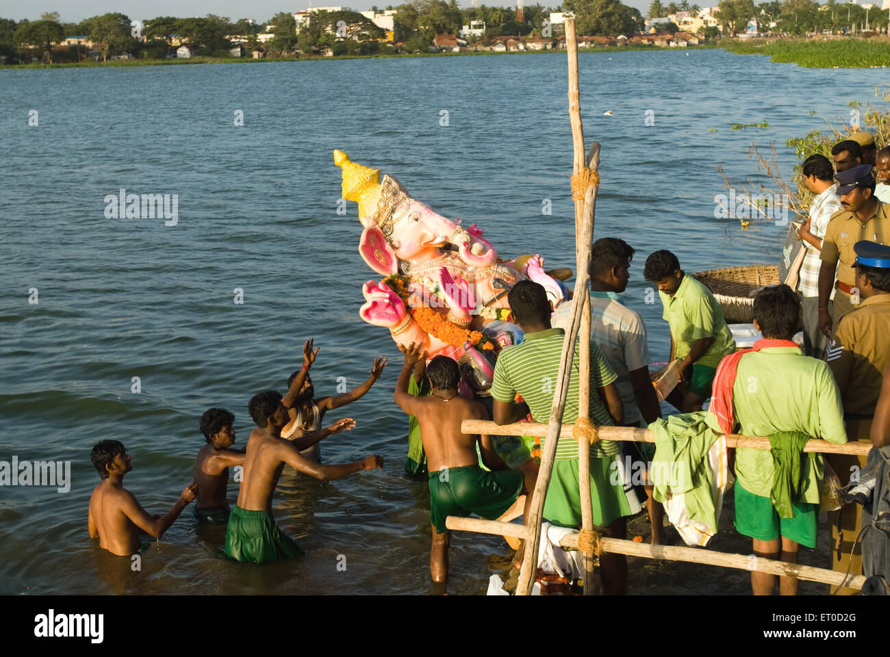 Menschen, die Idol des Lord Ganesh Eintauchens in Teich auf Ganpati Festival; Muthannankulam; Coimbatore Stockfoto