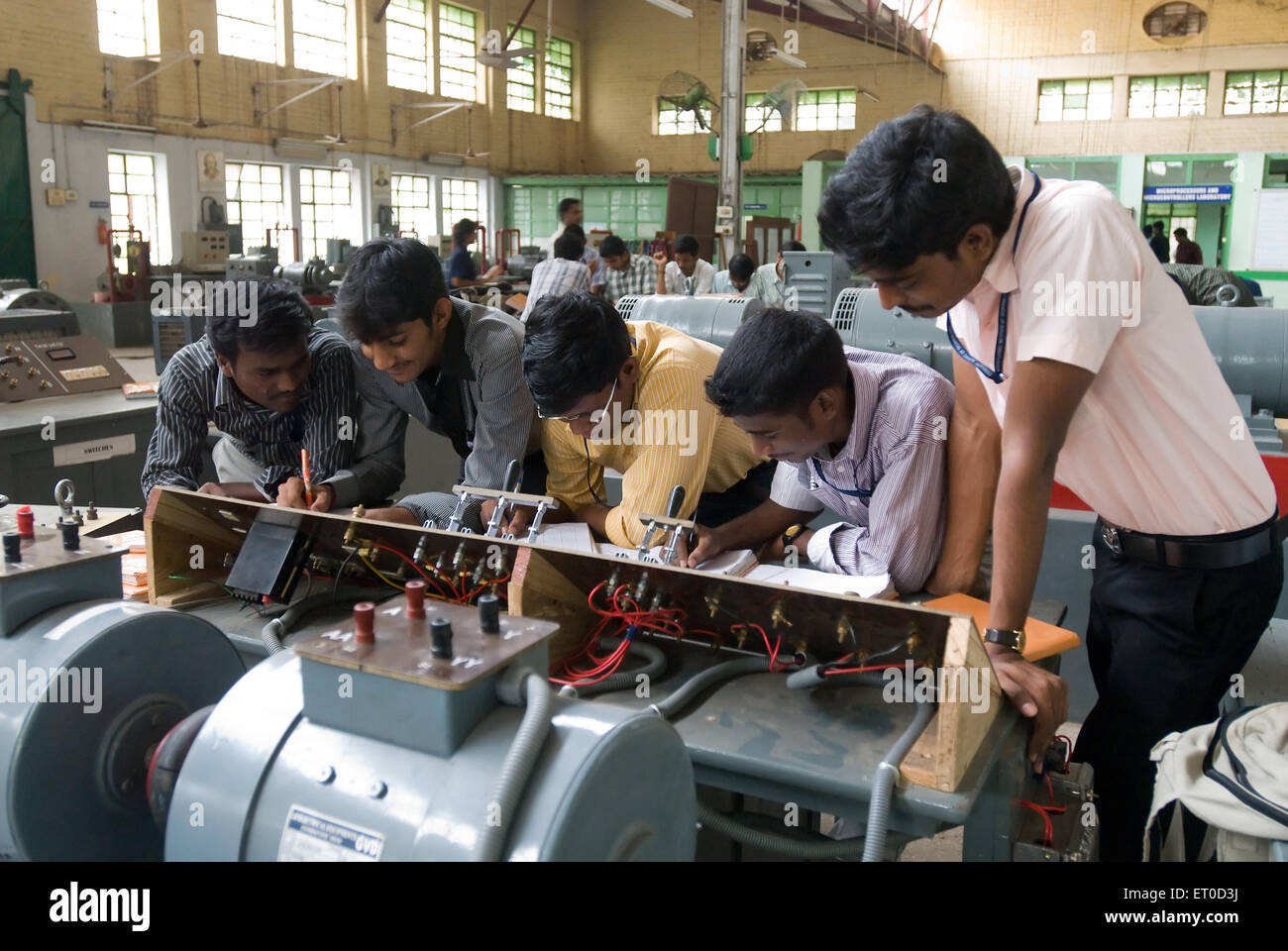 Schüler experimentieren in einem Labor in Coimbatore Institut für Technologie Engineering Colleges Tamil Nadu, Indien Stockfoto