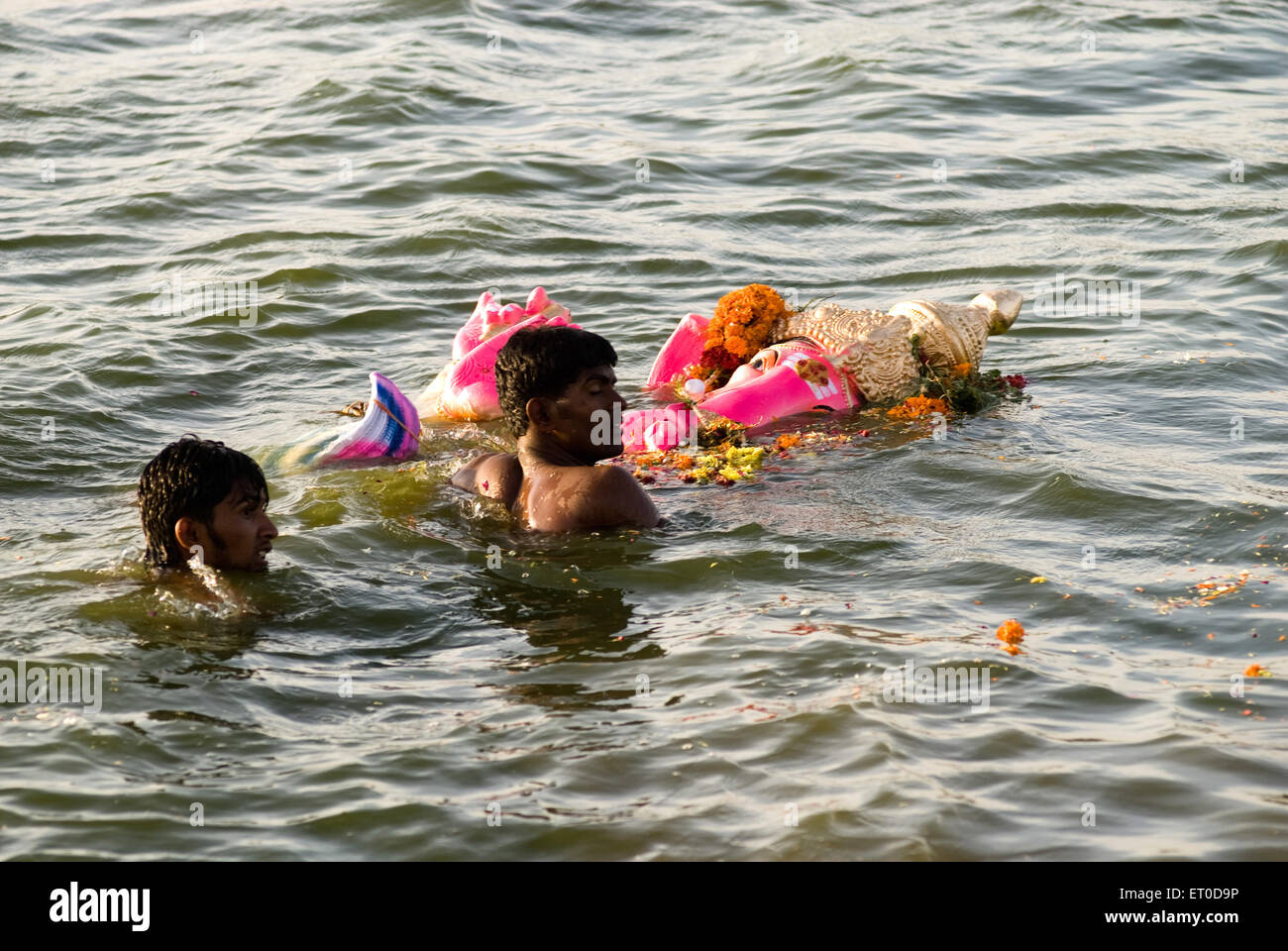 Menschen, die Idol von Lord Ganesh mitten im Teich auf Ganpati Festival
