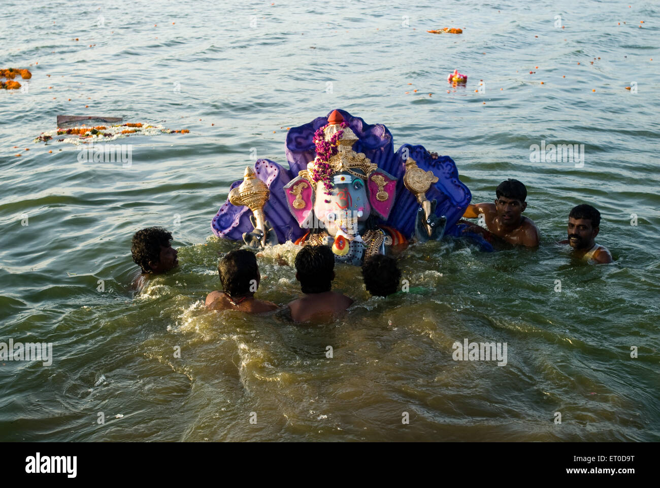 Menschen, die Idol von Lord Ganesh mitten im Teich auf Ganpati Festival; Muthannankulam; Coimbatore; Tamil Nadu Stockfoto