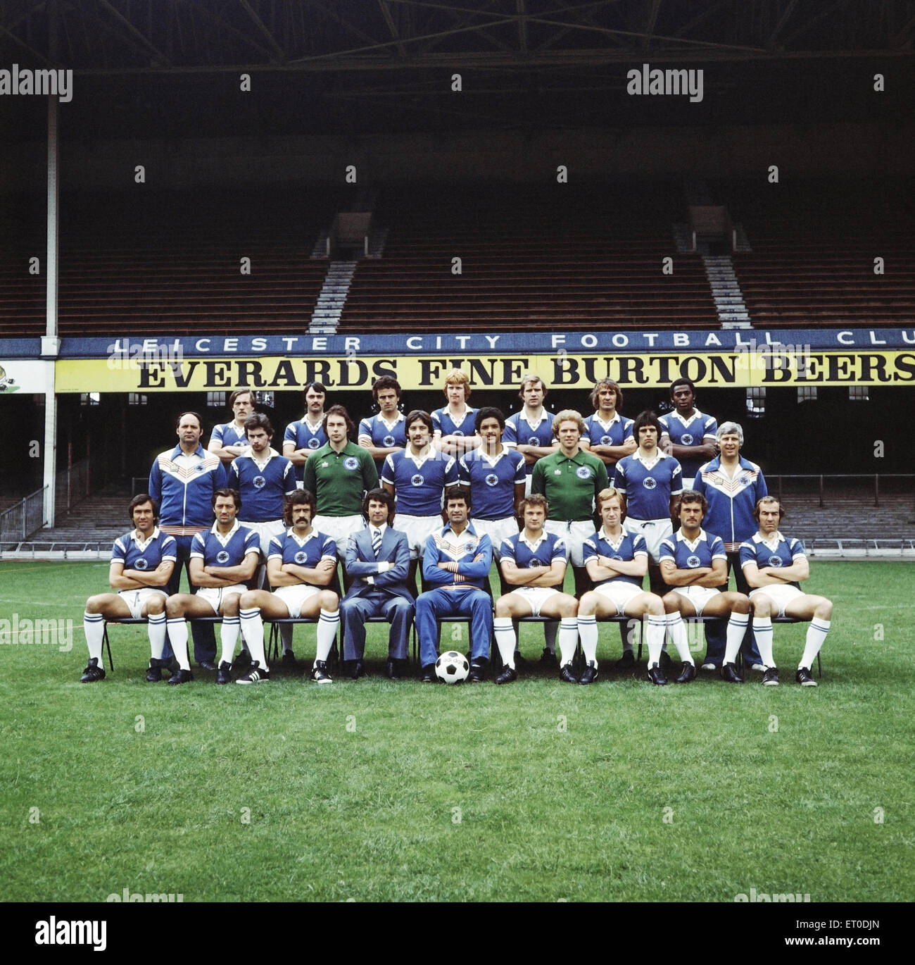 Kader von Leicester City line-up mit neuen Manager Frank McLintock Filbert Street zu Beginn der Saison 1977-8. Hintere Reihe: Brian Alderson, Steve Bicknell, Steve Earle, Tommy Williams, Eddie Kelly, Steve Kember, Winston weiß Mitte: Ian MacFarlane (Co-Trainer), Peter Welsch, Mark Wallington, Steve Sims, Larry Mai, Brian Jayes, Steve Yates, Pfau (Physio) vorne: Jon Sammels, Frank Worthington, Jeff Blockley, Smith (Sekretär), Frank McLintock (Manager), Dennis Rofe, Steve Whitworth, Keith Weller, Alan Woollett August 1977. Stockfoto