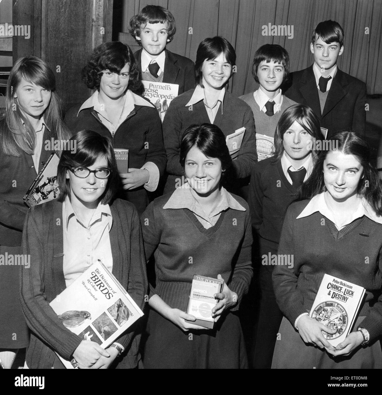 Schüler der Schule Brunner, Billingham, wer unter den Preisträgern bei der Vorstellung heute Abend sein wird gehören, vordere Reihe L - R Zoe Goulding, June Hutch und Wendy Murray (alle ICI Preise für Leistungen.) Susan Barnes, Darren Spencer, Joy Dale, L-R Penelope Thompson, Craig Richardson, Kopf zurück, junge Colin Drummond und Jonathan Cranston (alle Form Preisträger). 23. November 1976. Stockfoto