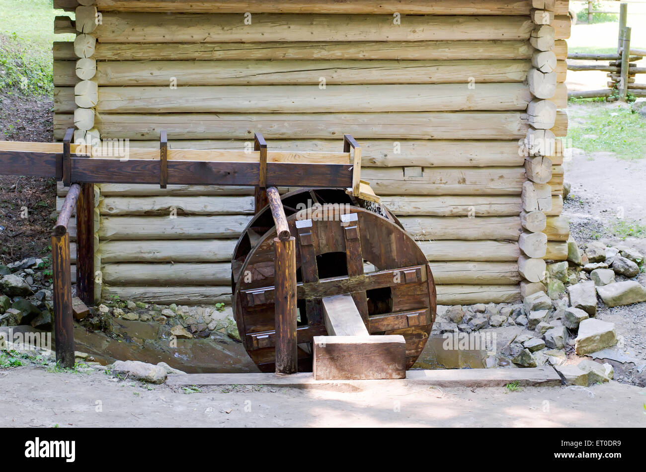 Hölzernes Rad von einer alten Wassermühle in Open-Air-museum,Ukraine.Lvov Stockfoto