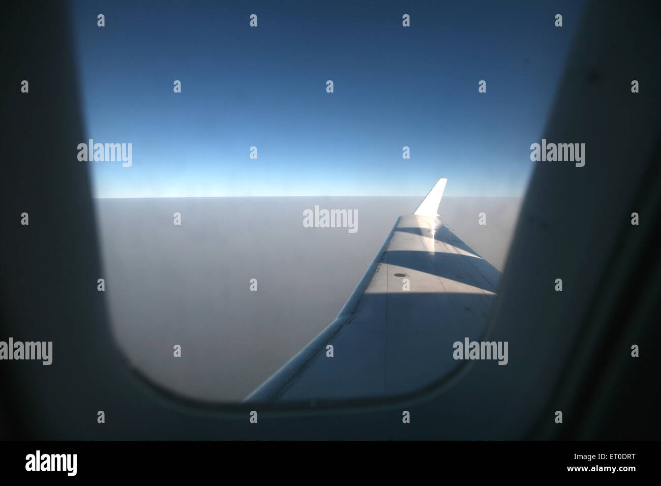 Blick vom Flugzeugfenster auf den Flugzeugflügel Stockfoto