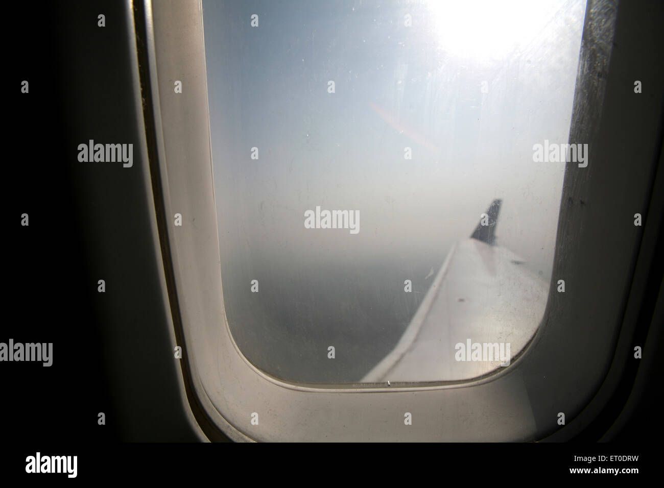 Blick vom Flugzeugfenster auf den Flugzeugflügel Stockfoto