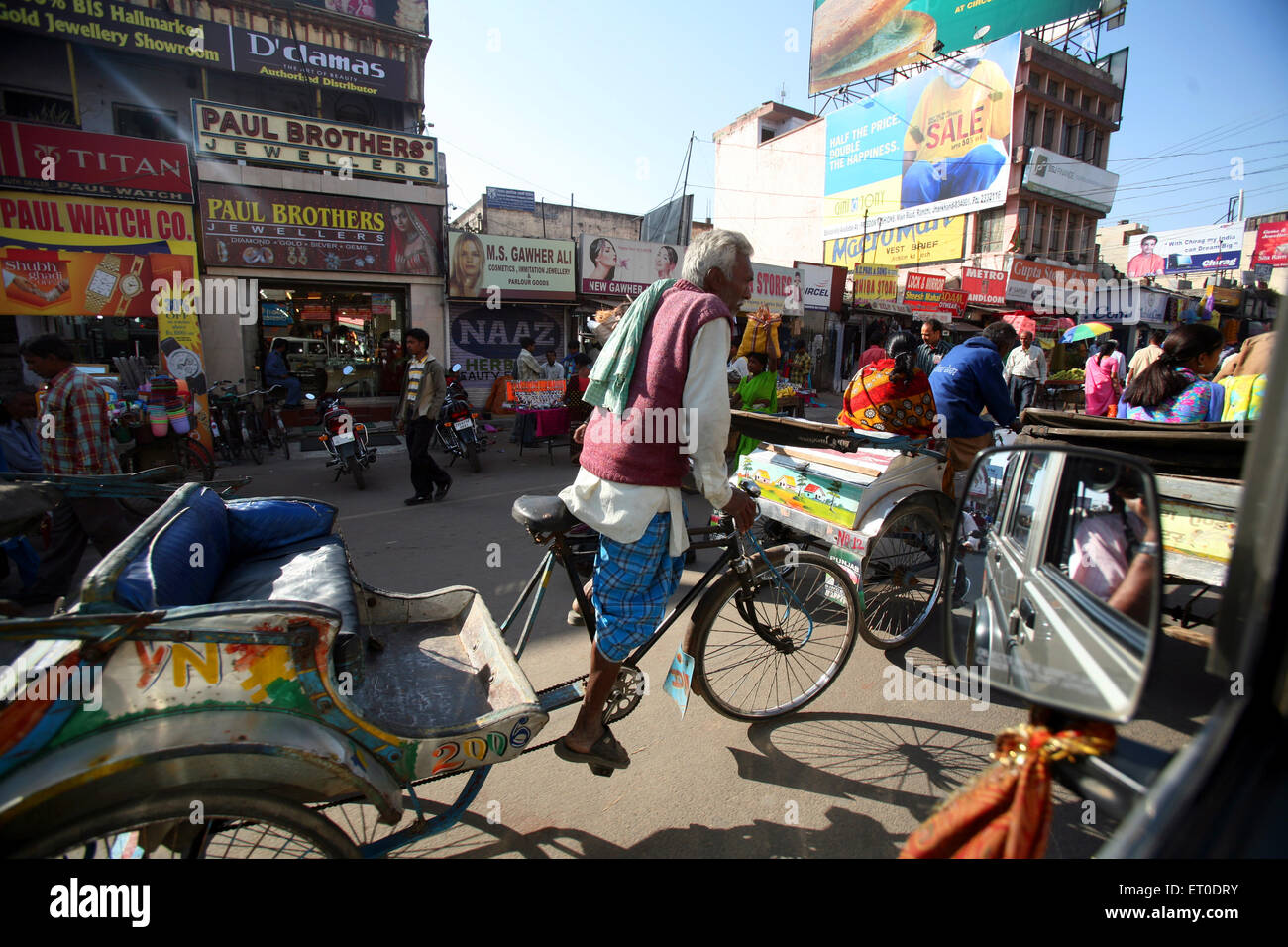 Mann zog Dreirad, die Rikschas verstopfen Markt in Ranchi Stadt Hauptstadt von Jharkhand; Indien Stockfoto