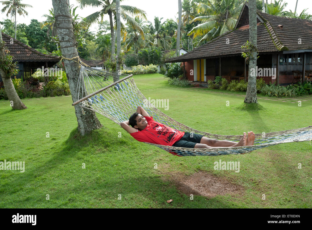 Man ruht in der Hängematte im Erbe Lake Resort; Kuttanad; Alleppey Alappuzha; Kerala; Indien Herr #777 K Stockfoto