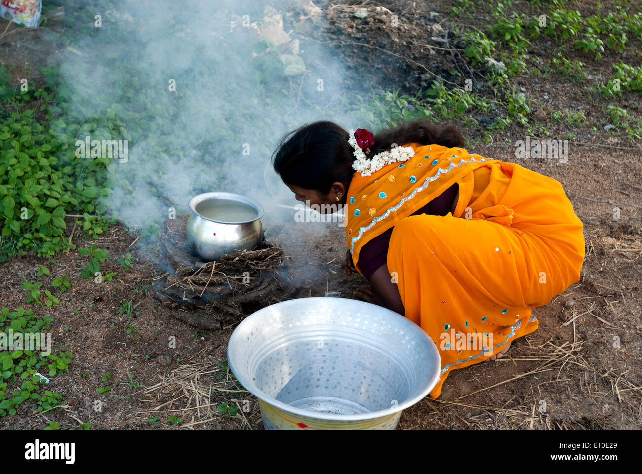 Frau mit Kuhmist Reis kochen; Kanchipuram, Tamil Nadu, Indien Herr #777 A-Maa 174781 Stockfoto