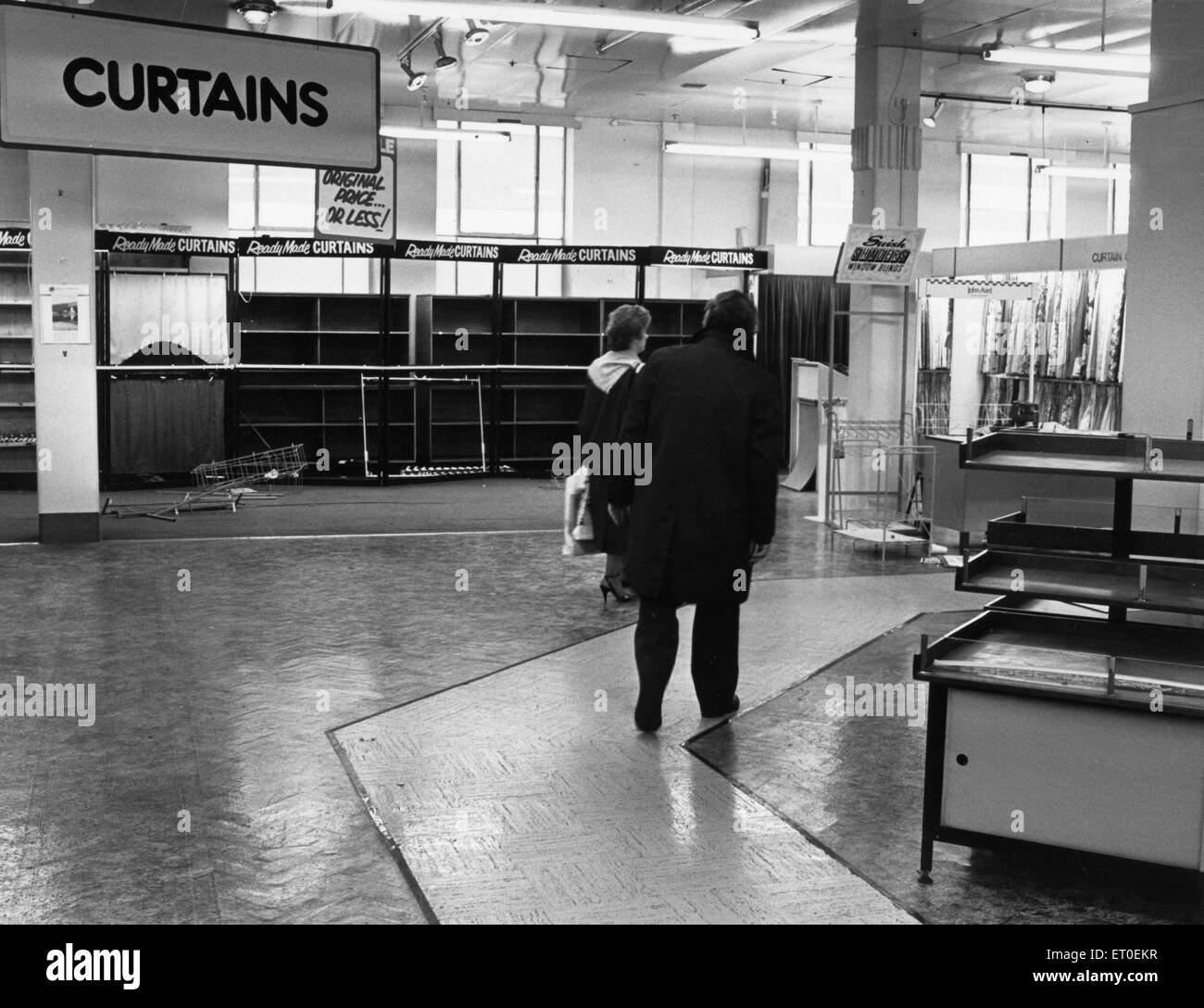 Einige der letzten Kunden wandern Sie durch die leere Verkaufsfläche wie Blackers Kaufhaus zu Ende geht. 3. April 1988 Stockfoto