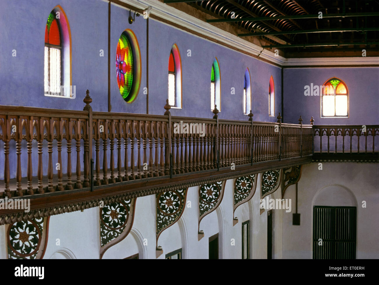 kunstvoll schimpfte Korridor läuft Hallenhöhe Array gemalte Fenster Zugriffstream Chettinad Tamil Nadu schützt Stockfoto