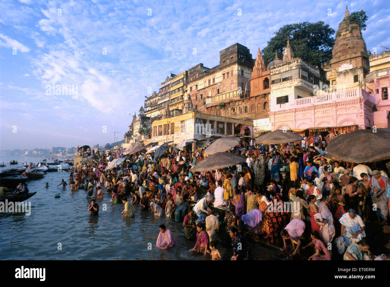 Ghats gilt Ganges bei Sonnenaufgang glücklicher und reinigende Varanasi Uttar Pradesh Indien Stockfoto