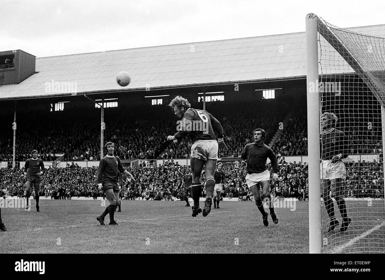 Charity Shield Fußballspiel im Wembley-Stadion. Leicester City 1 V Liverpool 0. Leicester-Verteidiger Graham Cross Köpfe den Ball klar. 7. August 1971. Stockfoto