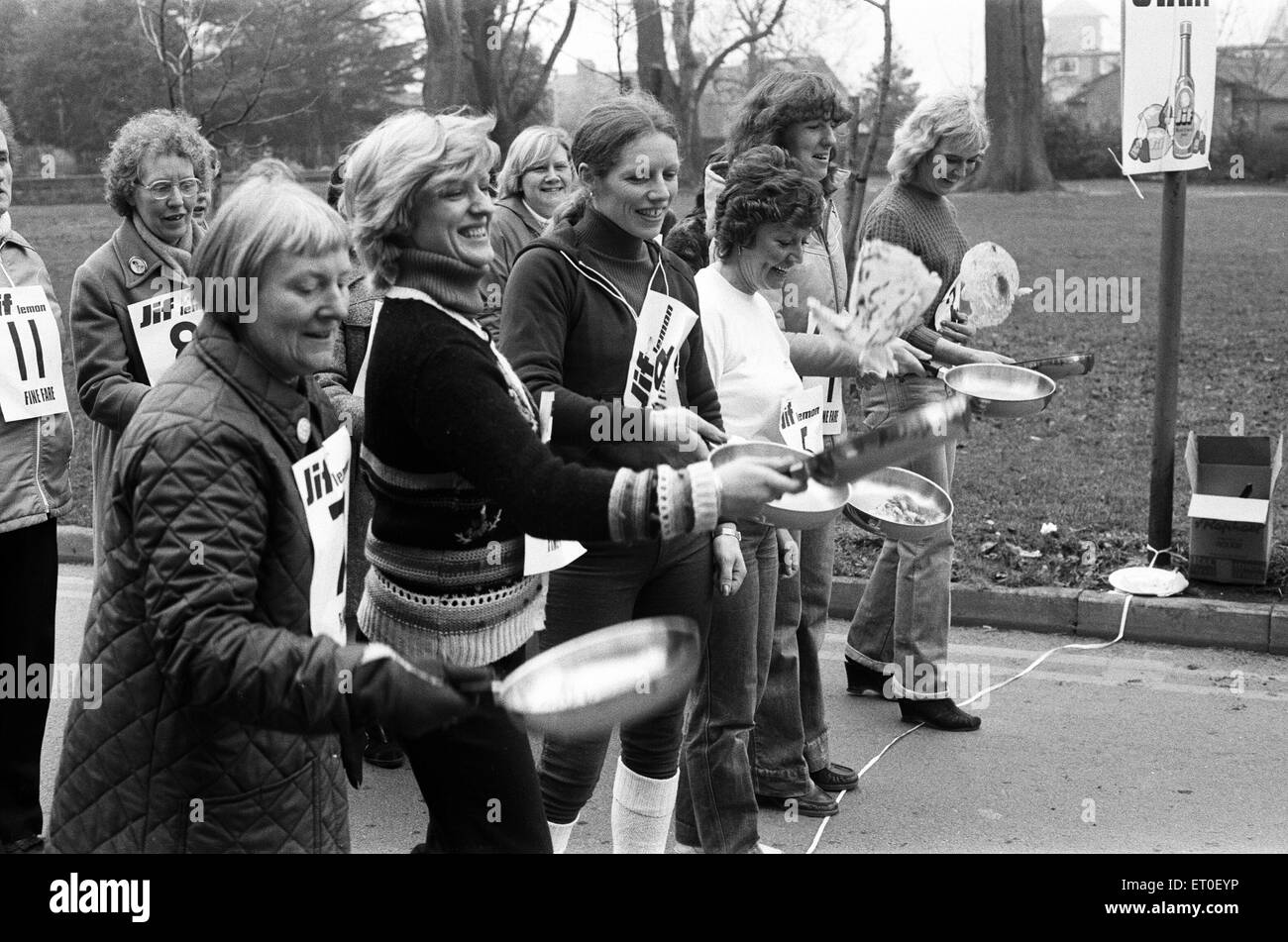 Bedworth Pfannkuchen-Rennen. 23. Februar 1982. Stockfoto