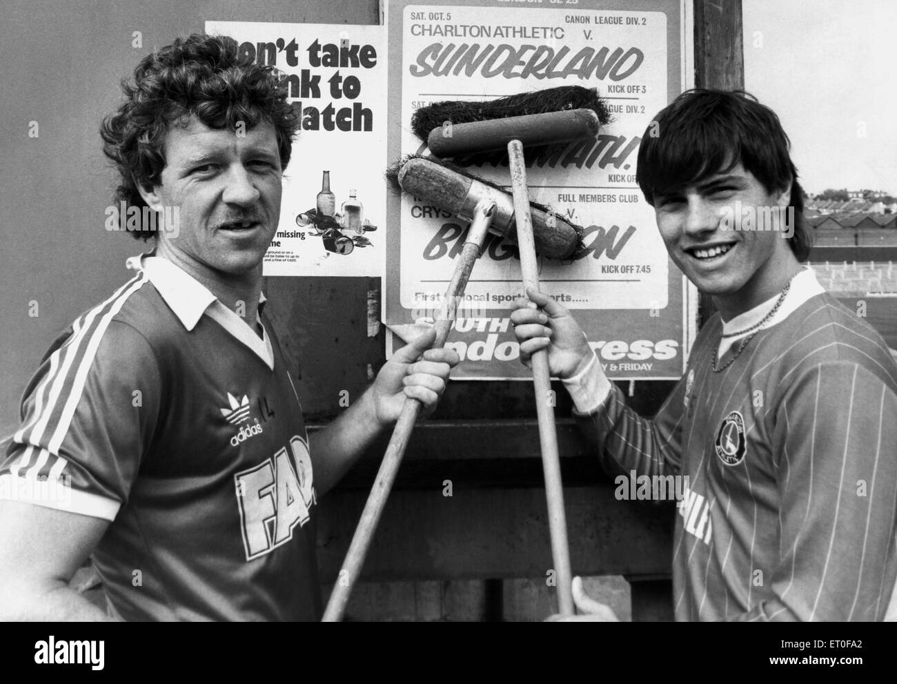 Charlton Athletic Fußballer bereiten Mick Flanagan (links) und Robert Lee Selhurst Park für die Teams zunächst passen dort seit dem Umzug aus dem Tal. Sie werden Sunderland in der League Division Two Spiel spielen.  4. Oktober 1985. Stockfoto