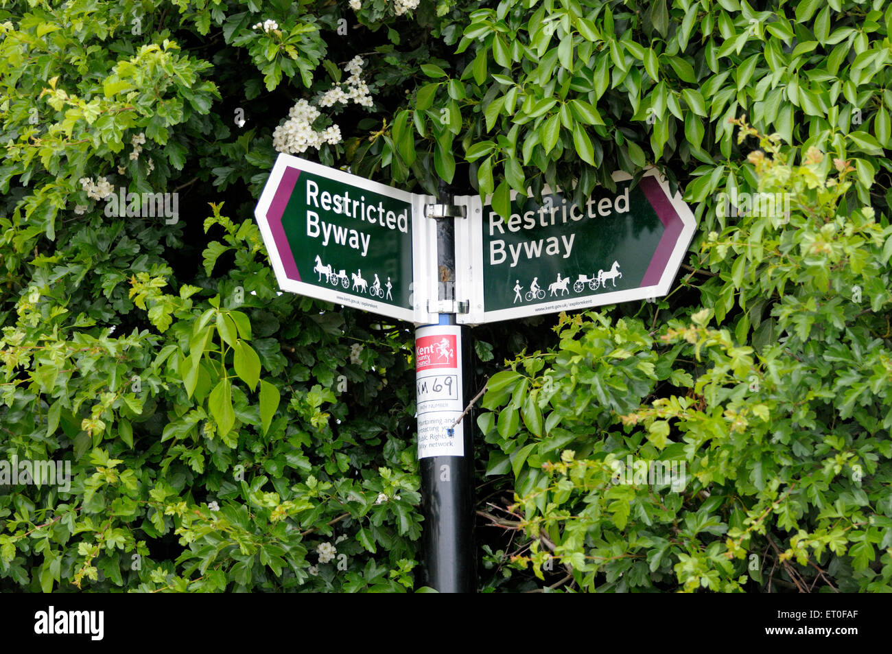 Kent, England, UK. Eingeschränkte Byway Zeichen auf öffentlichen Fußweg Stockfoto