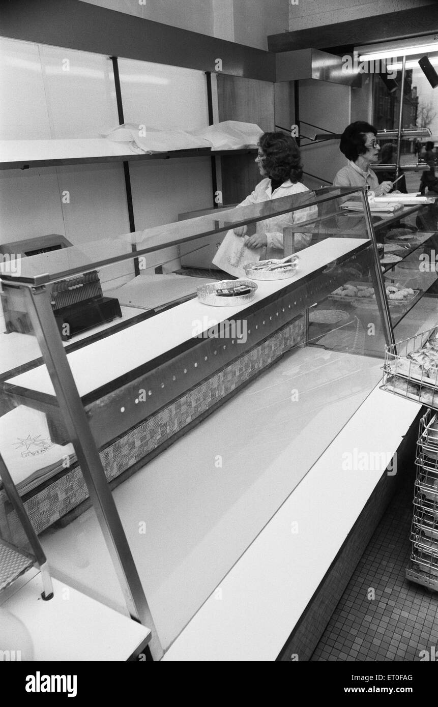 DIE siebziger Jahre waren eine Zeit des Streiks, und im Dezember 1974, die großen nationalen Bäcker beschlossen, nachziehen, fordern eine 66 % Lohnerhöhung. Mitarbeiter von größeren Firmen hatte leere Regale und Dutzende von Kunden abwenden. Kleine Bäckereien waren Arbeiten aus dem Ruder aber nicht in der Lage, die Nachfrage als Geschäfte rief in für zusätzliche Lieferungen. Als Hausfrauen beschlossen, ihr eigenes Brot backen, stiegen die Verkaufszahlen der Hefe. (Bild) Leere Regale in der Bäckerei. 3. Dezember 1974 Stockfoto