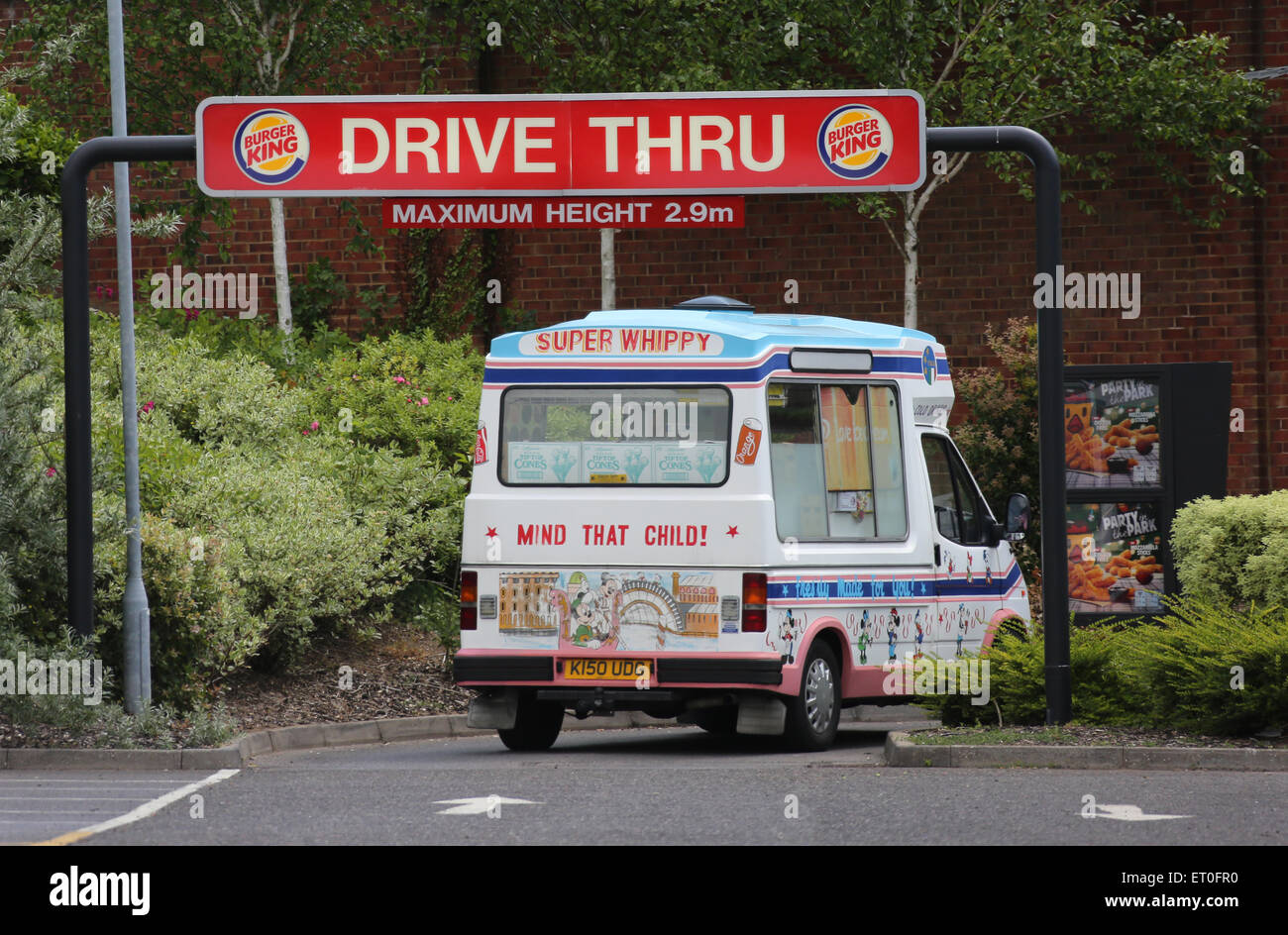 Ein Eiswagen fährt durch eine Burger King Fahrt durch in einem Restaurant in Hove, Großbritannien. Bild von James Boardman Stockfoto