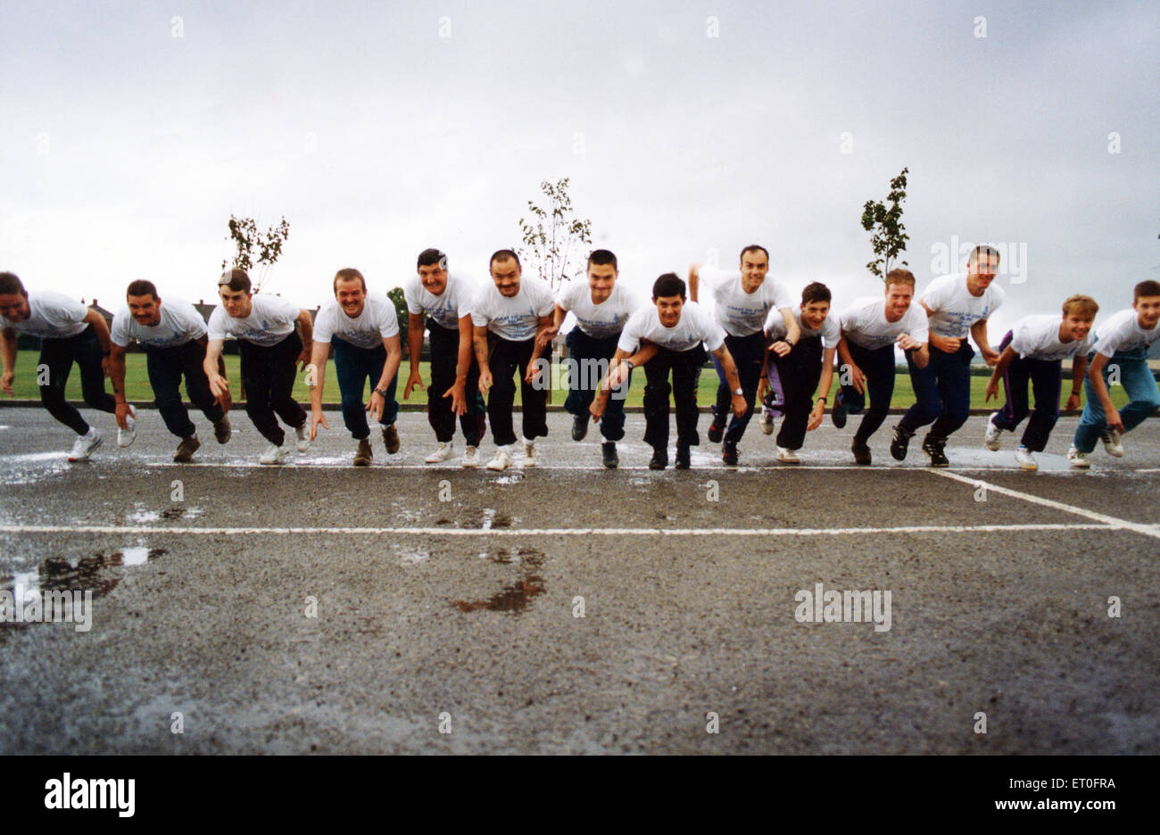 Ein Team von düsteren Soldaten bilden Kolonialwarenhändler TA Zentrum 1. Bataillon YorkshireVolunteers uns ein Test 120 Meilen Küste gesponsert zugunsten dem Süden Tees Klinik Baby-Care-Gerät ausführen. Die Gruppe der zwanzig Soldaten läuft in einem Relais von Morecambe Saltburn. 2. Juli 1992. Stockfoto