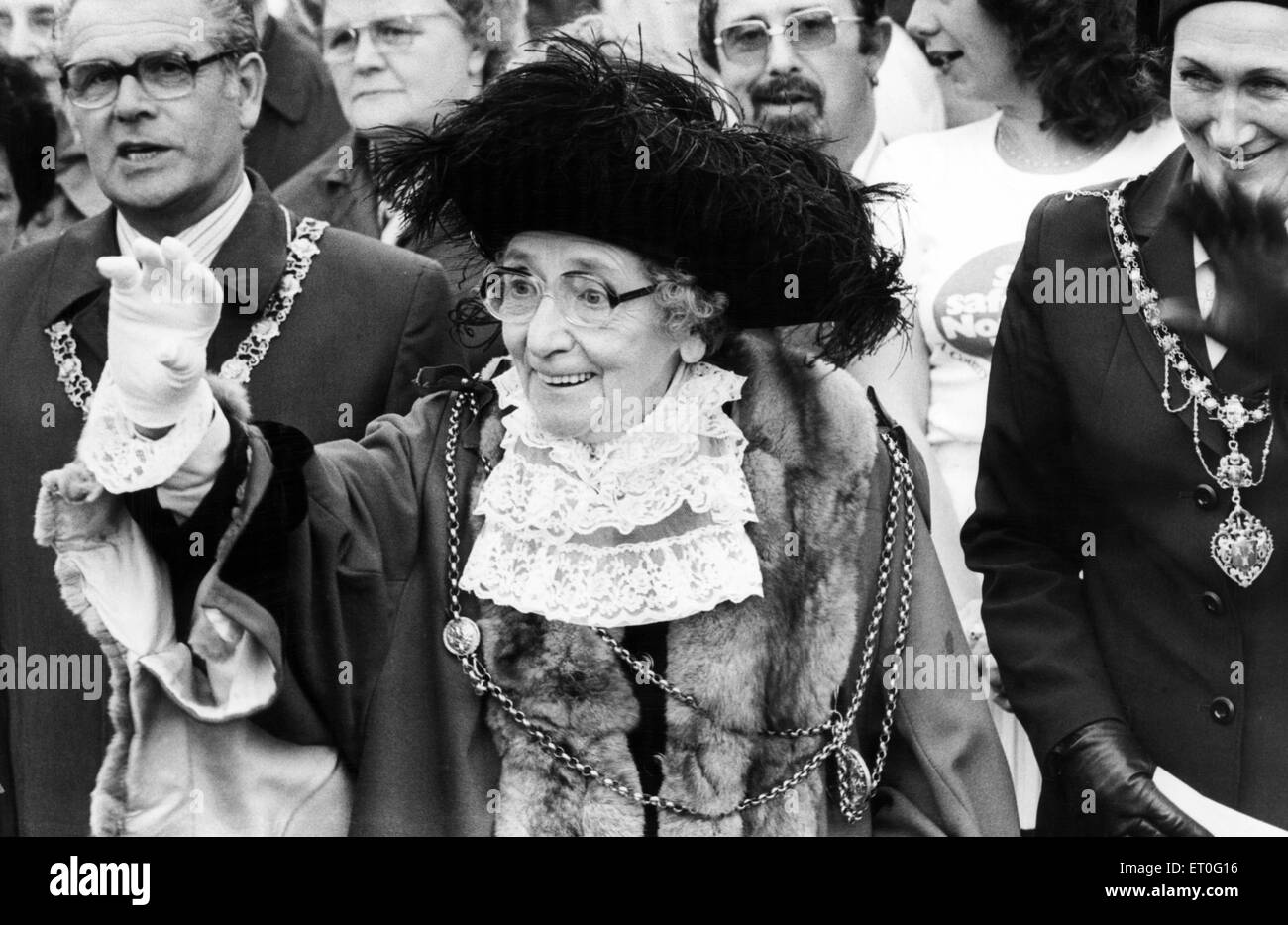 Der Oberbürgermeister von Newcastle, winkt Stadträtin Doris Starkey Zuschauer nachdem sie eine Zeremonie auf der Tyne Brücke anlässlich der Eröffnung vor 50 Jahren beobachtet hatte. 10. Oktober 1978. Stockfoto